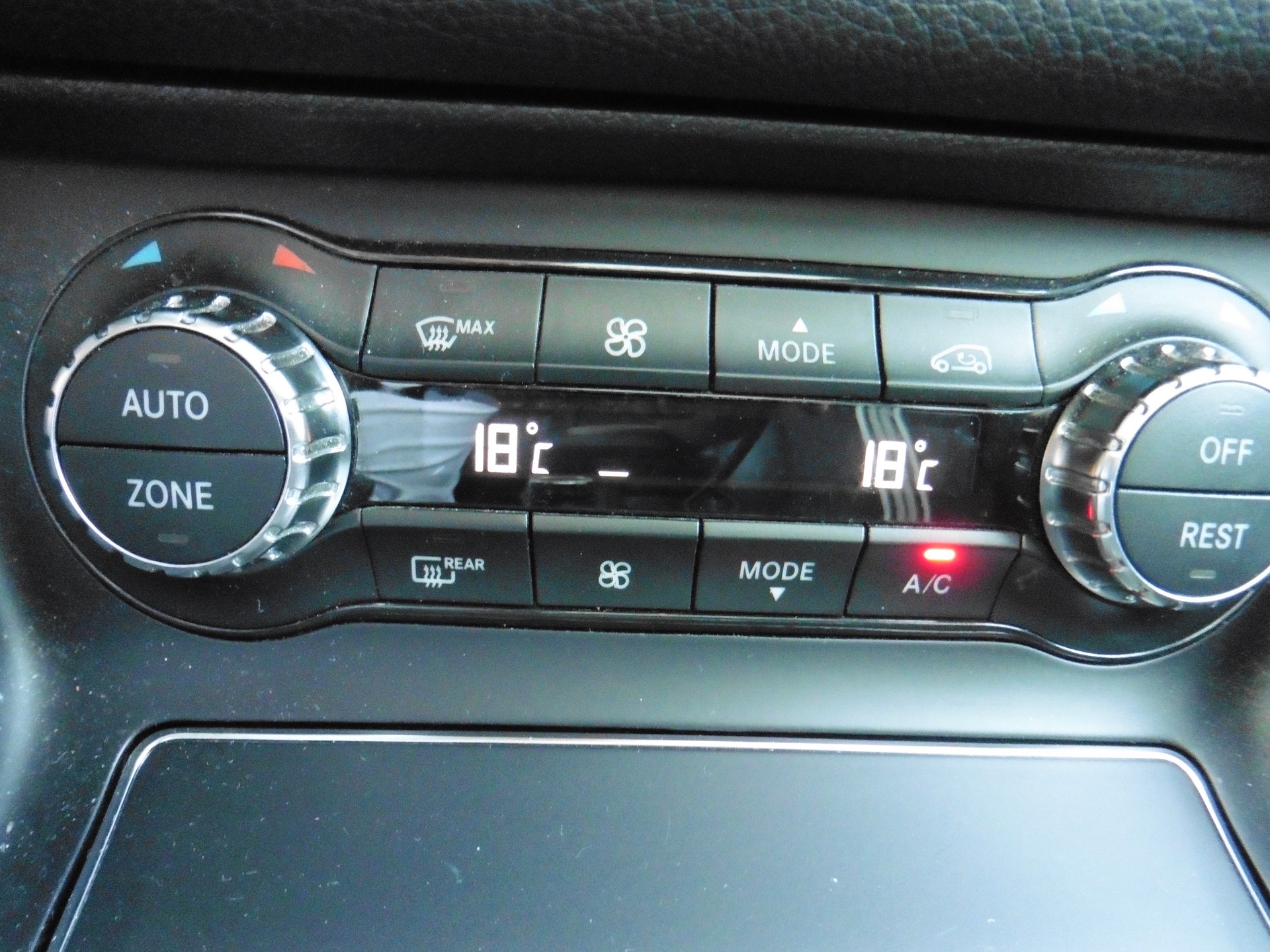 MERCEDES-BENZ GLA 250 AMG Line 4Matic 7G-DCT-image-16