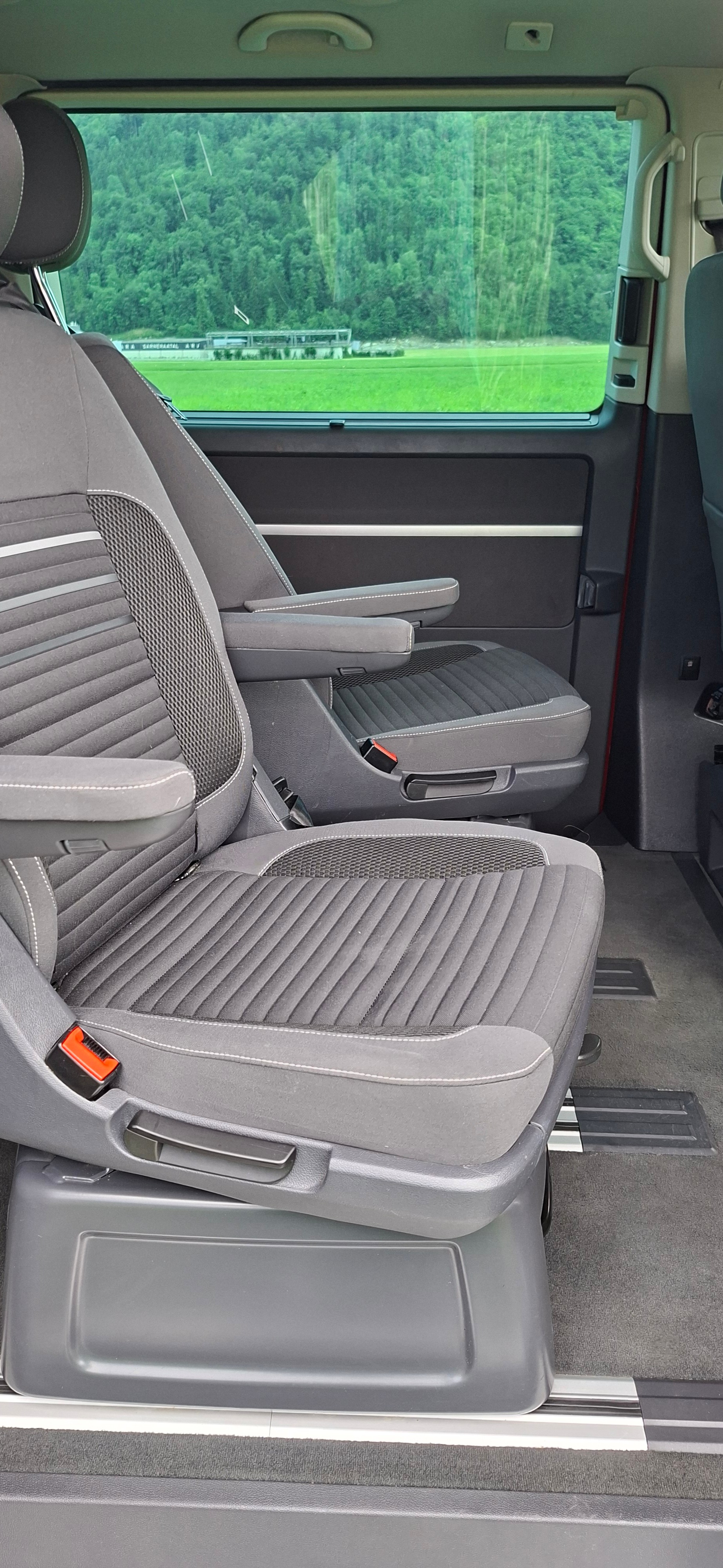 VW T5 Multivan 2.0 TDI Comfortline 4 Motion DSG-image-6