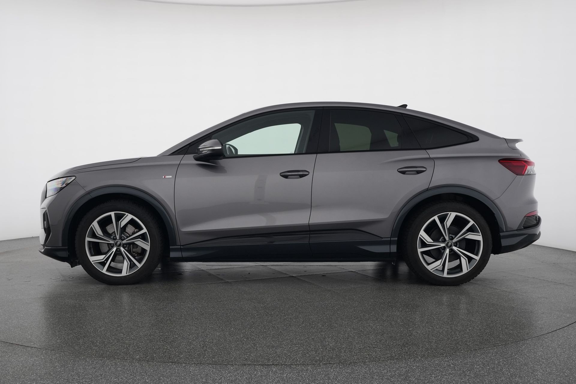 AUDI Q4 Sportback e-tron 45 quattro-showroom-element-2