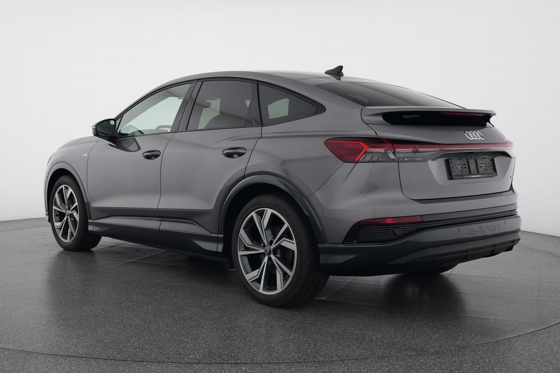 AUDI Q4 Sportback e-tron 45 quattro-showroom-element-3