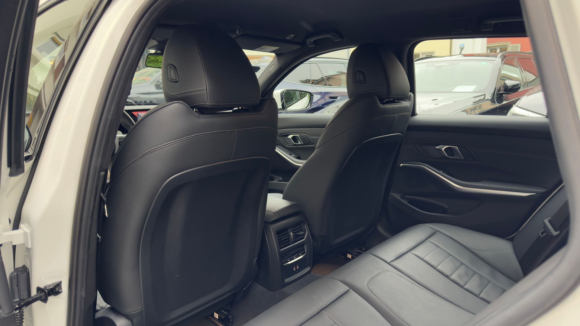 BMW 320d xDrive 48V Touring Steptronic M Sport-image-9