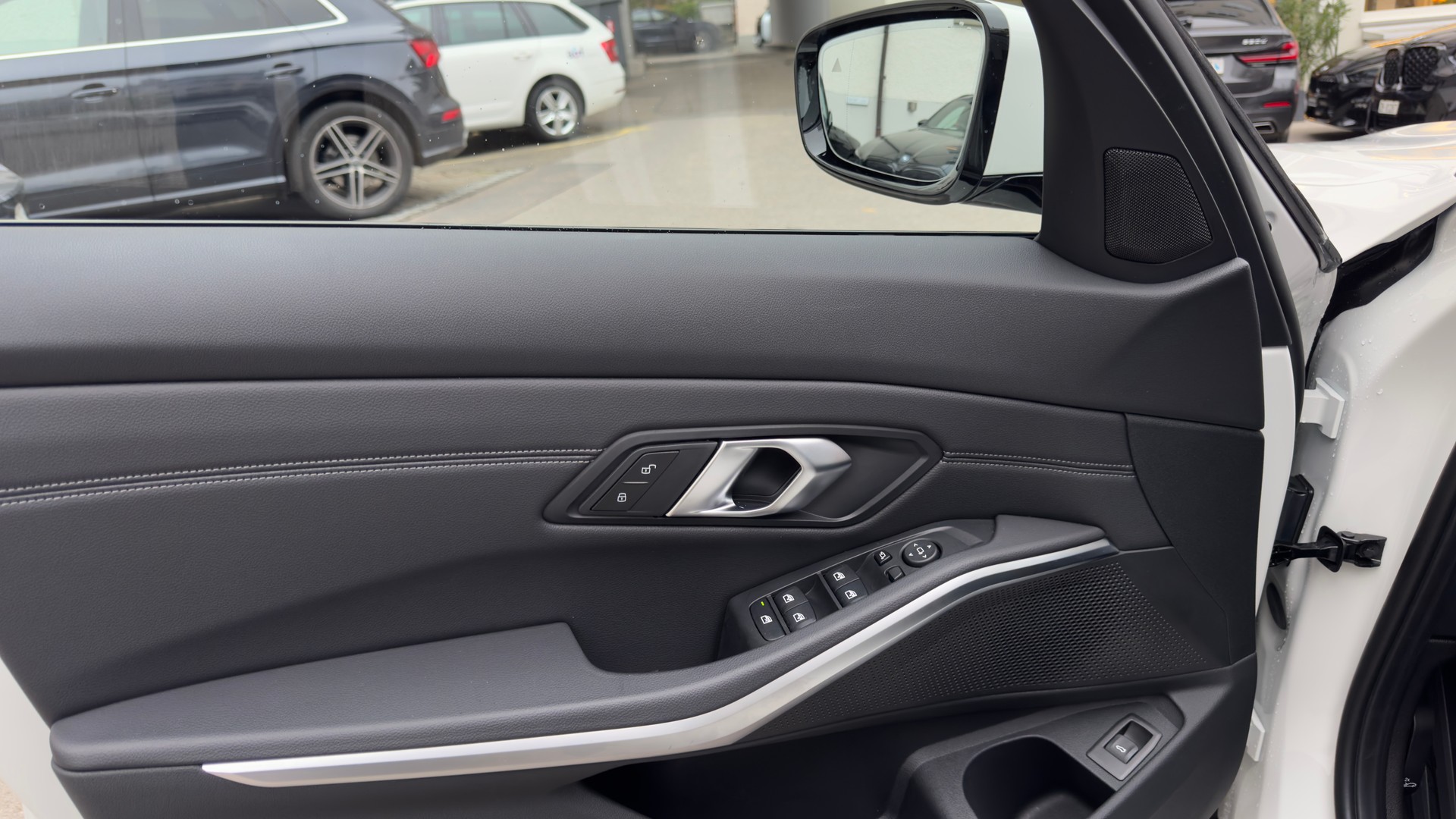 BMW 320d xDrive 48V Touring Steptronic M Sport-image-11