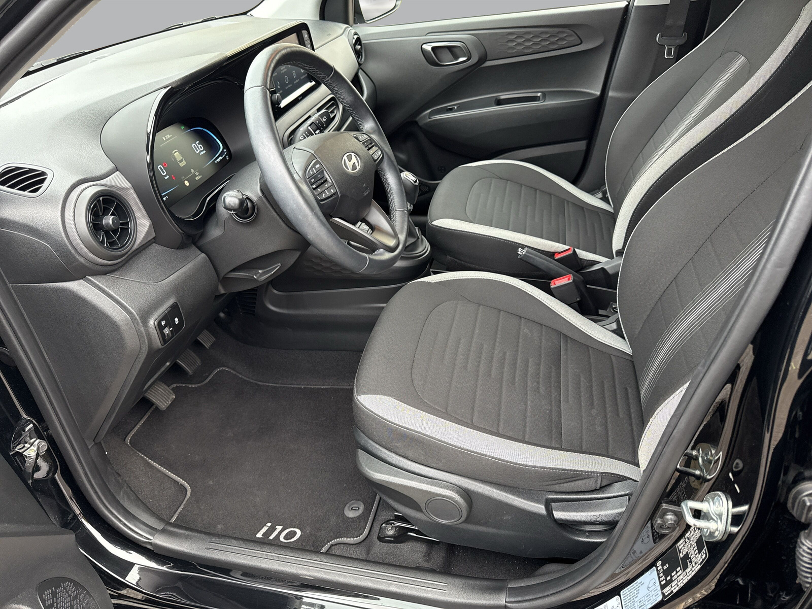HYUNDAI i10 1.2 Amplia Aut.-image-9