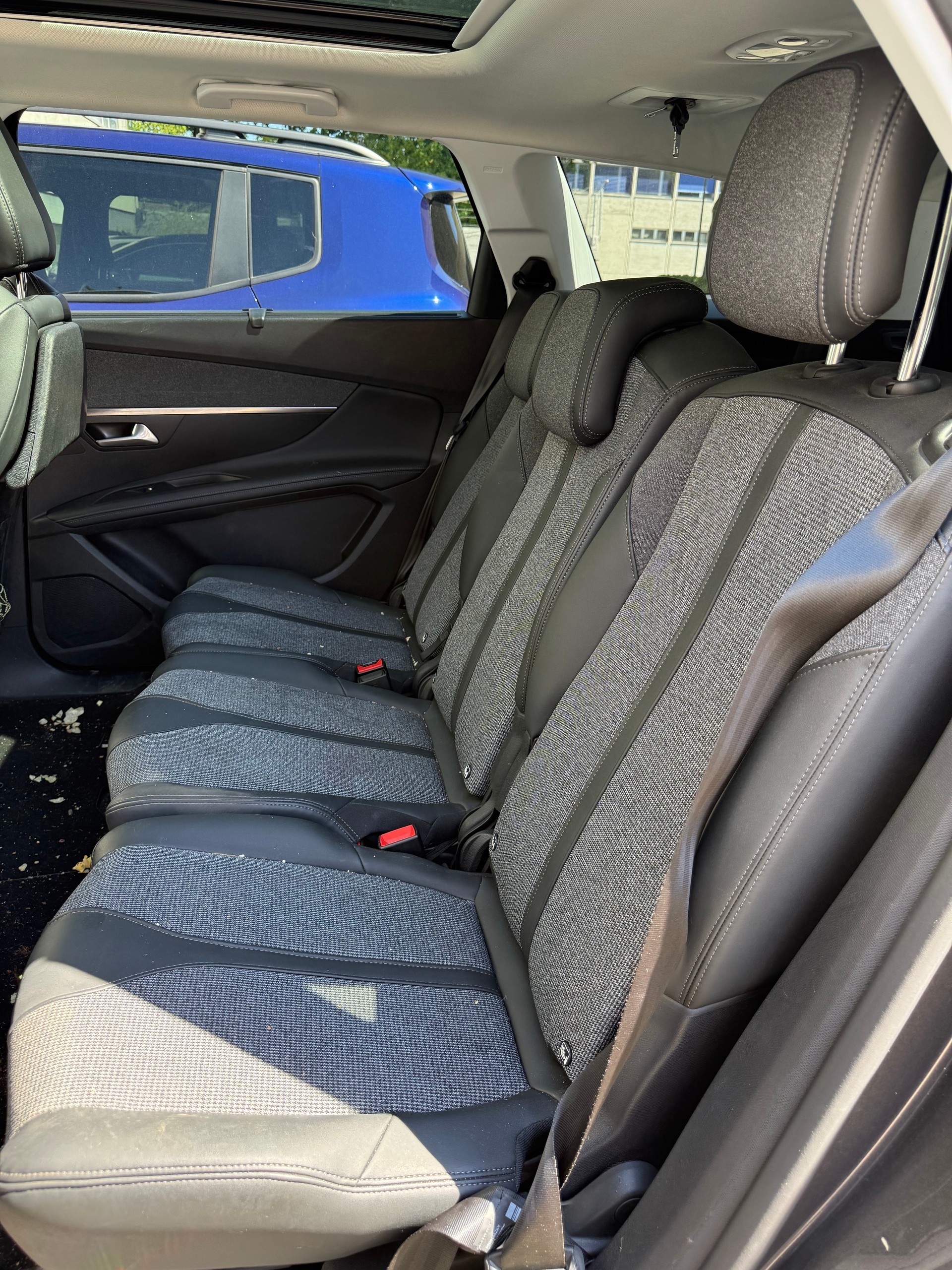 PEUGEOT 5008 1.2 Pure Tech Allure EAT8-image-4