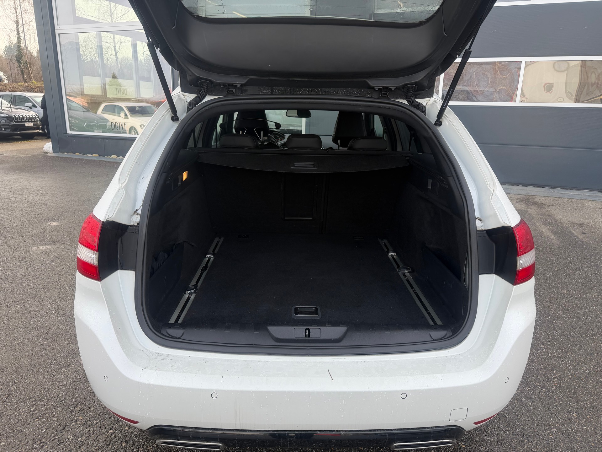 PEUGEOT 308 SW 2.0 BlueHDI GT Automatic-image-8