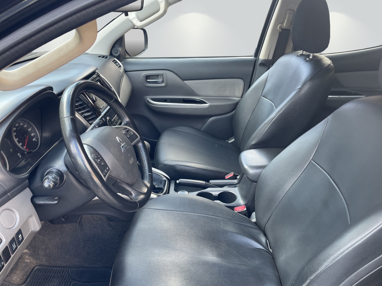 MITSUBISHI L 200 2.4 Style Double Cab-image-4