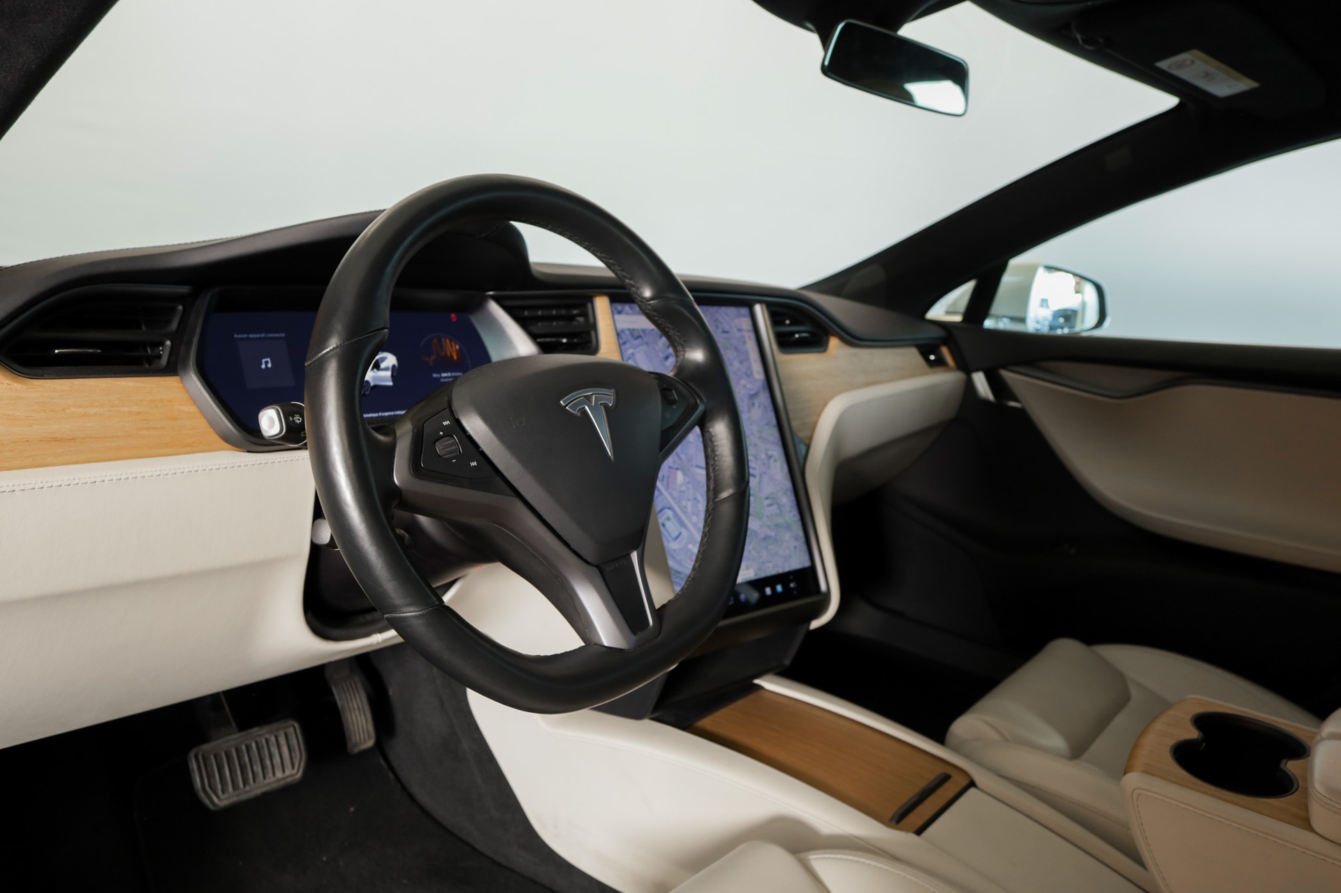TESLA Model S Maximale-Reichweite-showroom-element-2