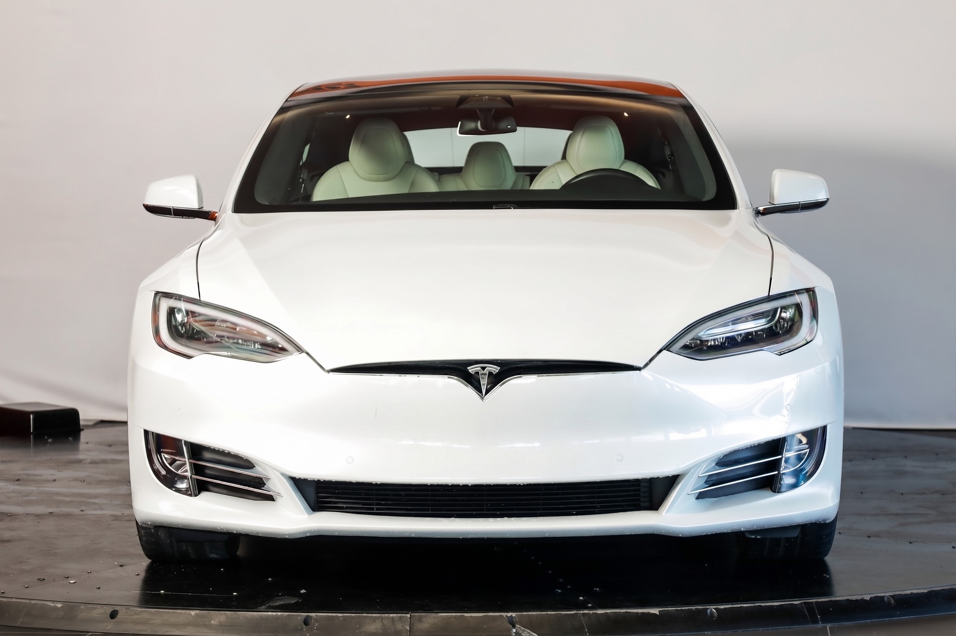 TESLA Model S Maximale-Reichweite-showroom-element-1