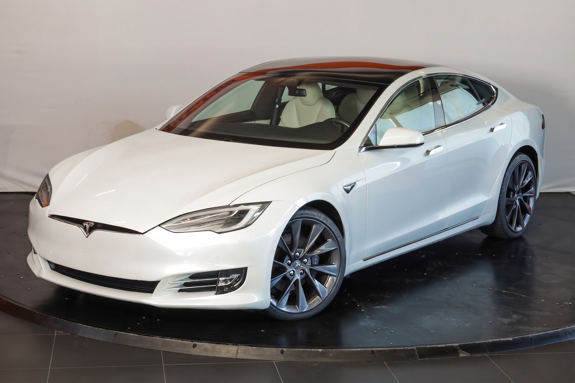 TESLA Model S Maximale-Reichweite-showroom-element-3