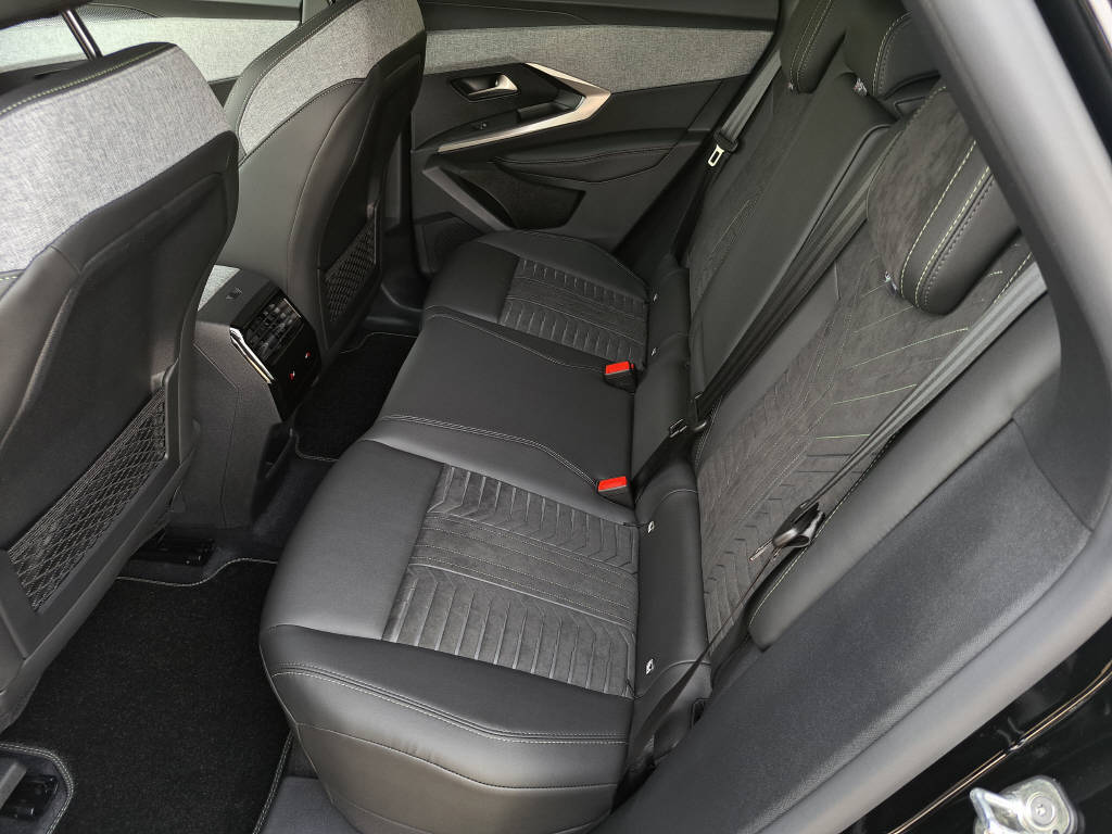 PEUGEOT 3008 1.6 PHEV GT 195cv (crochet)-image-9