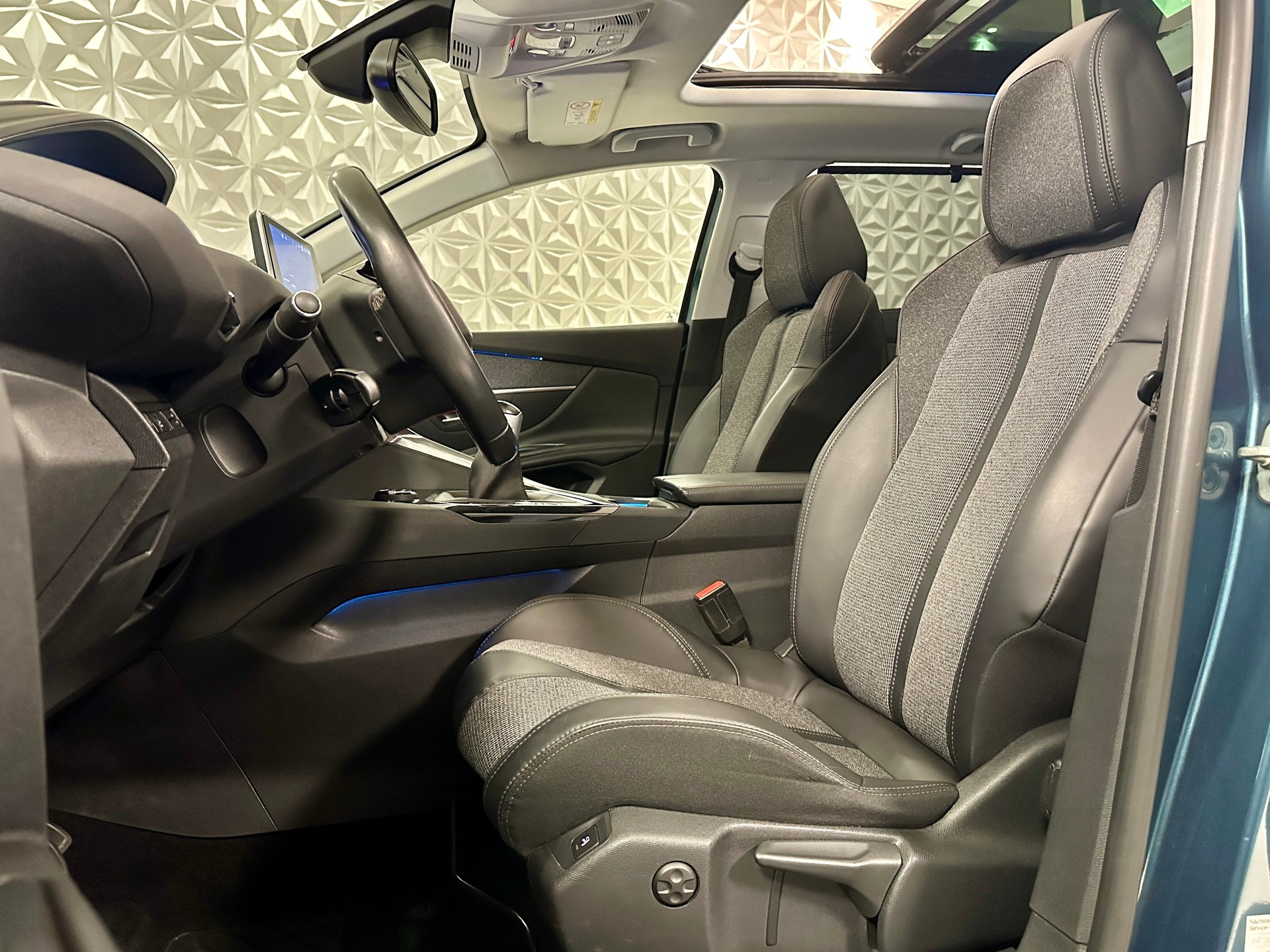 PEUGEOT 5008 1.2 Pure Tech Allure **7-PLÄTZER**-image-11