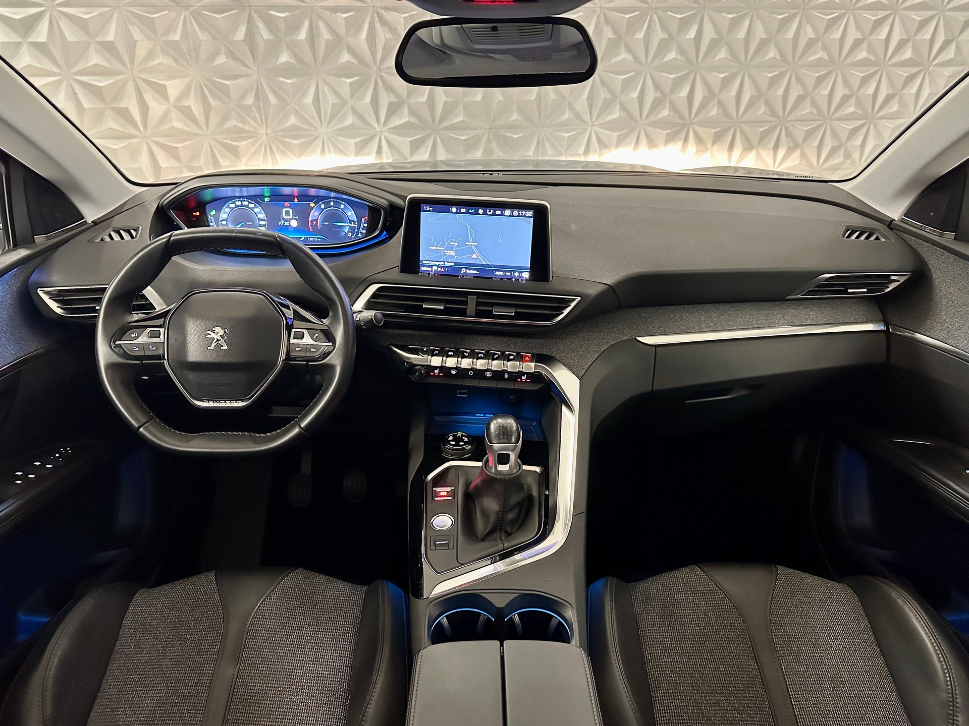 PEUGEOT 5008 1.2 Pure Tech Allure **7-PLÄTZER**-image-19