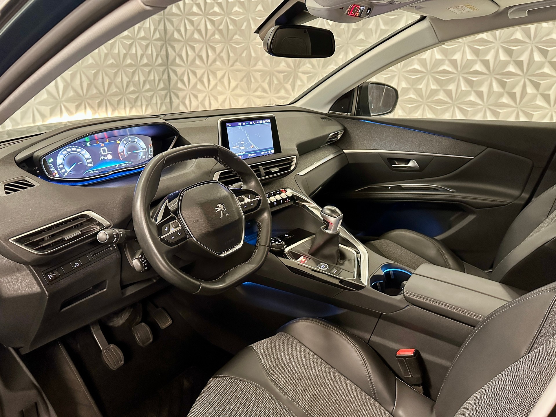 PEUGEOT 5008 1.2 Pure Tech Allure **7-PLÄTZER**-image-10