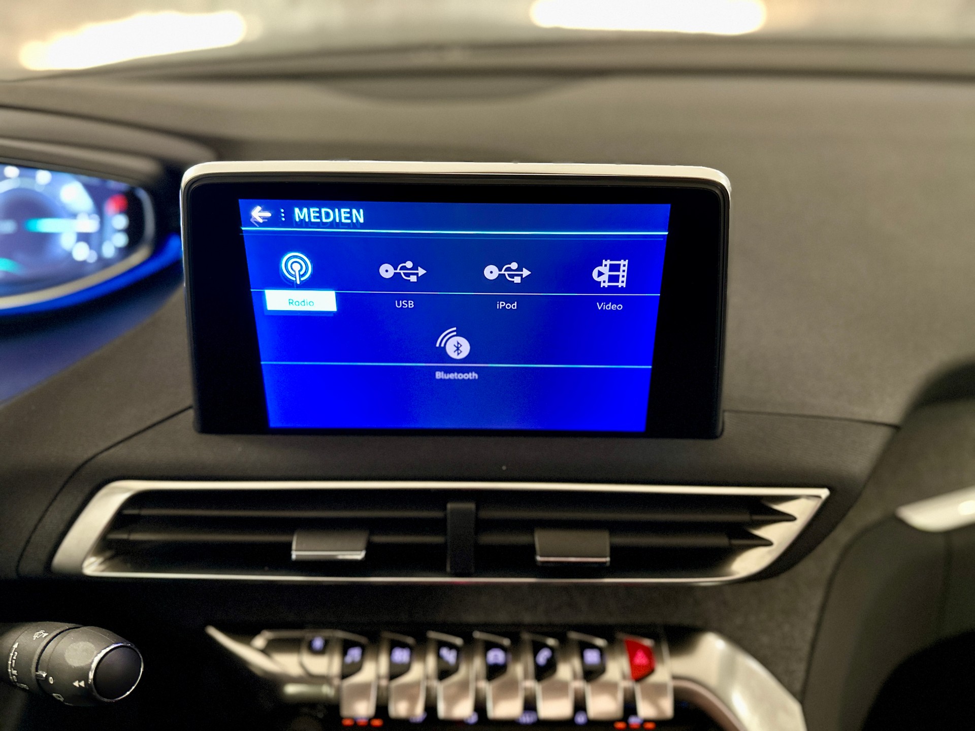 PEUGEOT 5008 1.2 Pure Tech Allure **7-PLÄTZER**-image-22