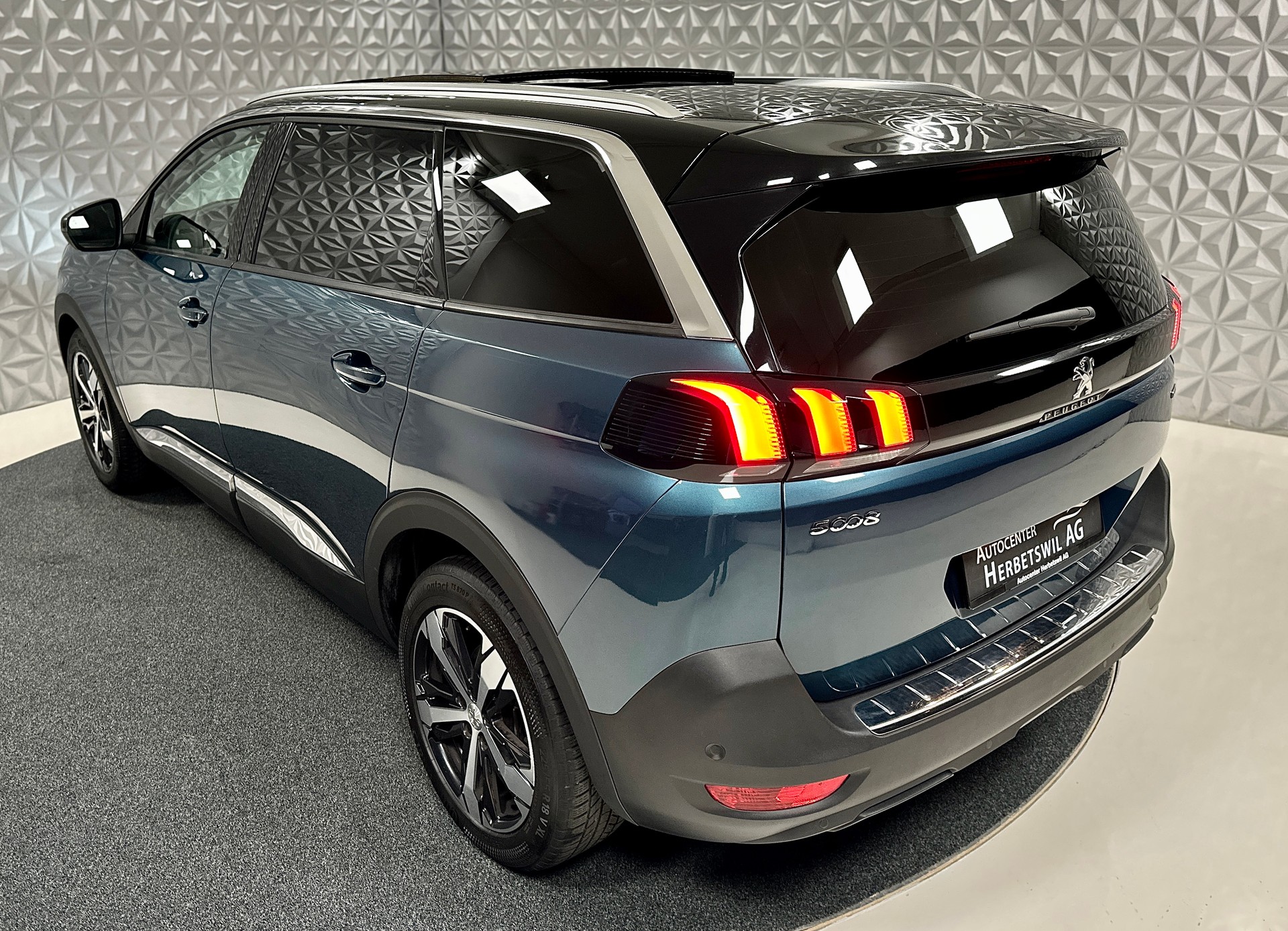 PEUGEOT 5008 1.2 Pure Tech Allure **7-PLÄTZER**-image-9
