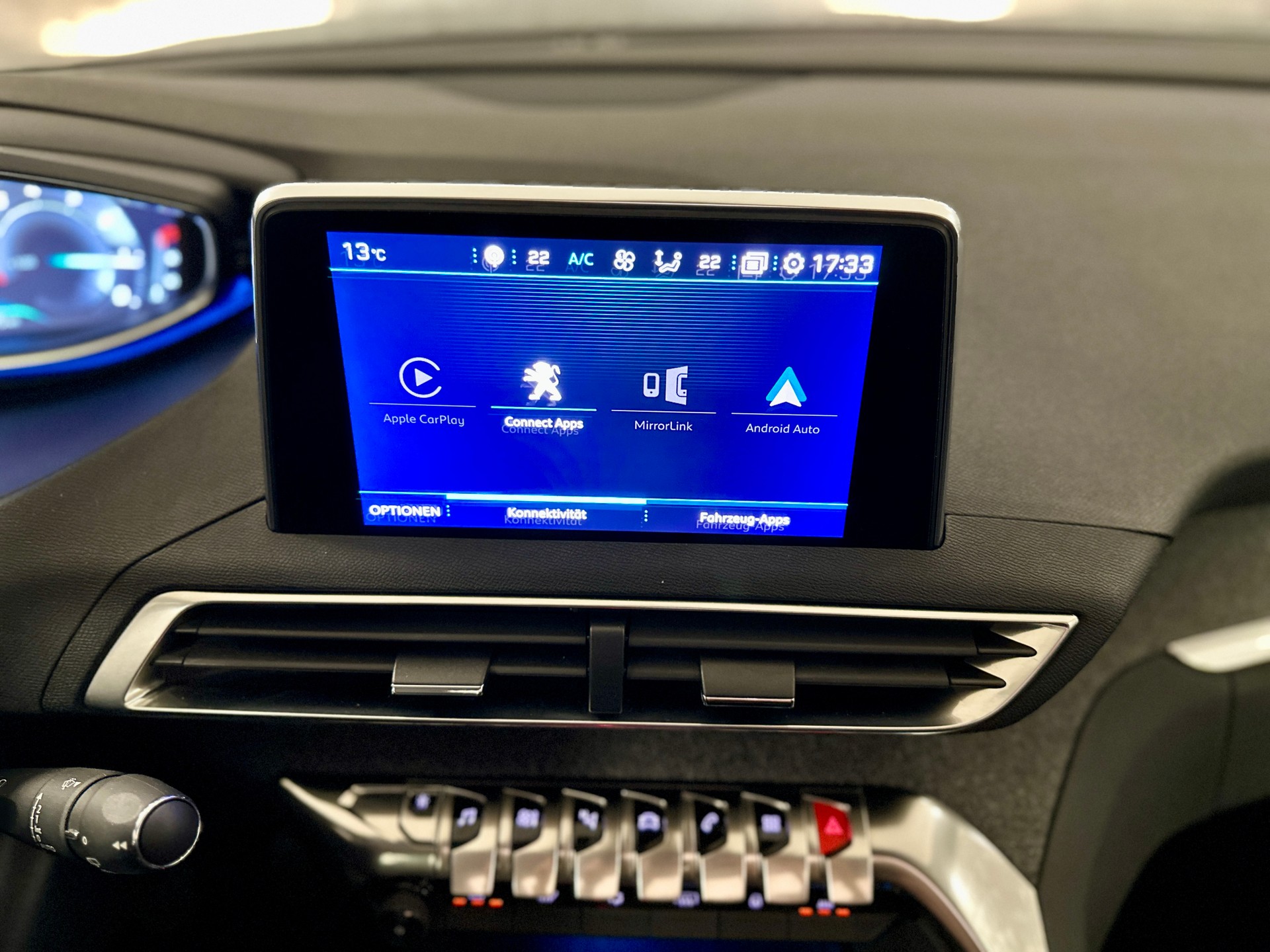PEUGEOT 5008 1.2 Pure Tech Allure **7-PLÄTZER**-image-24