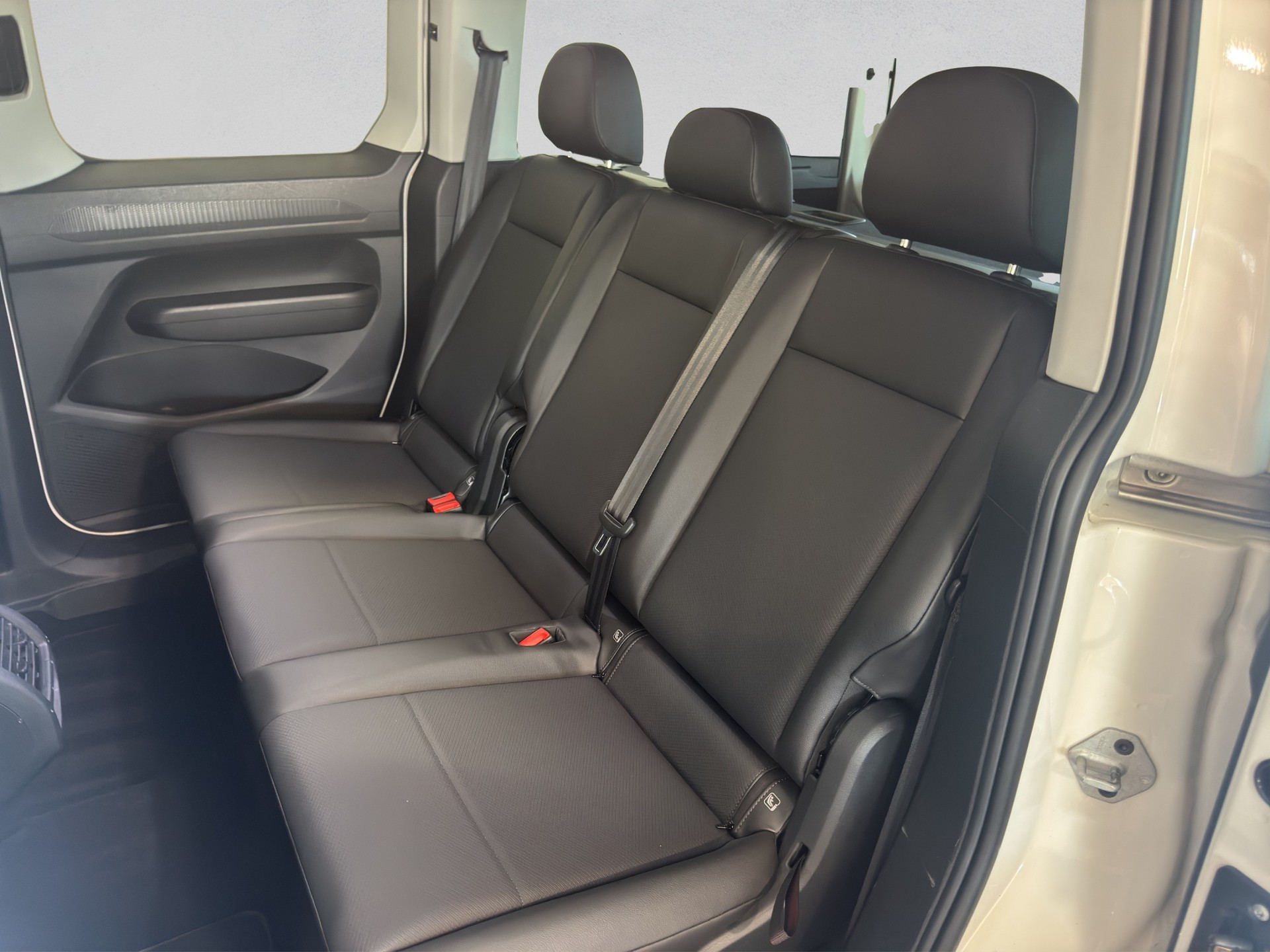 VW Caddy 2.0 TDI Liberty DSG-image-12