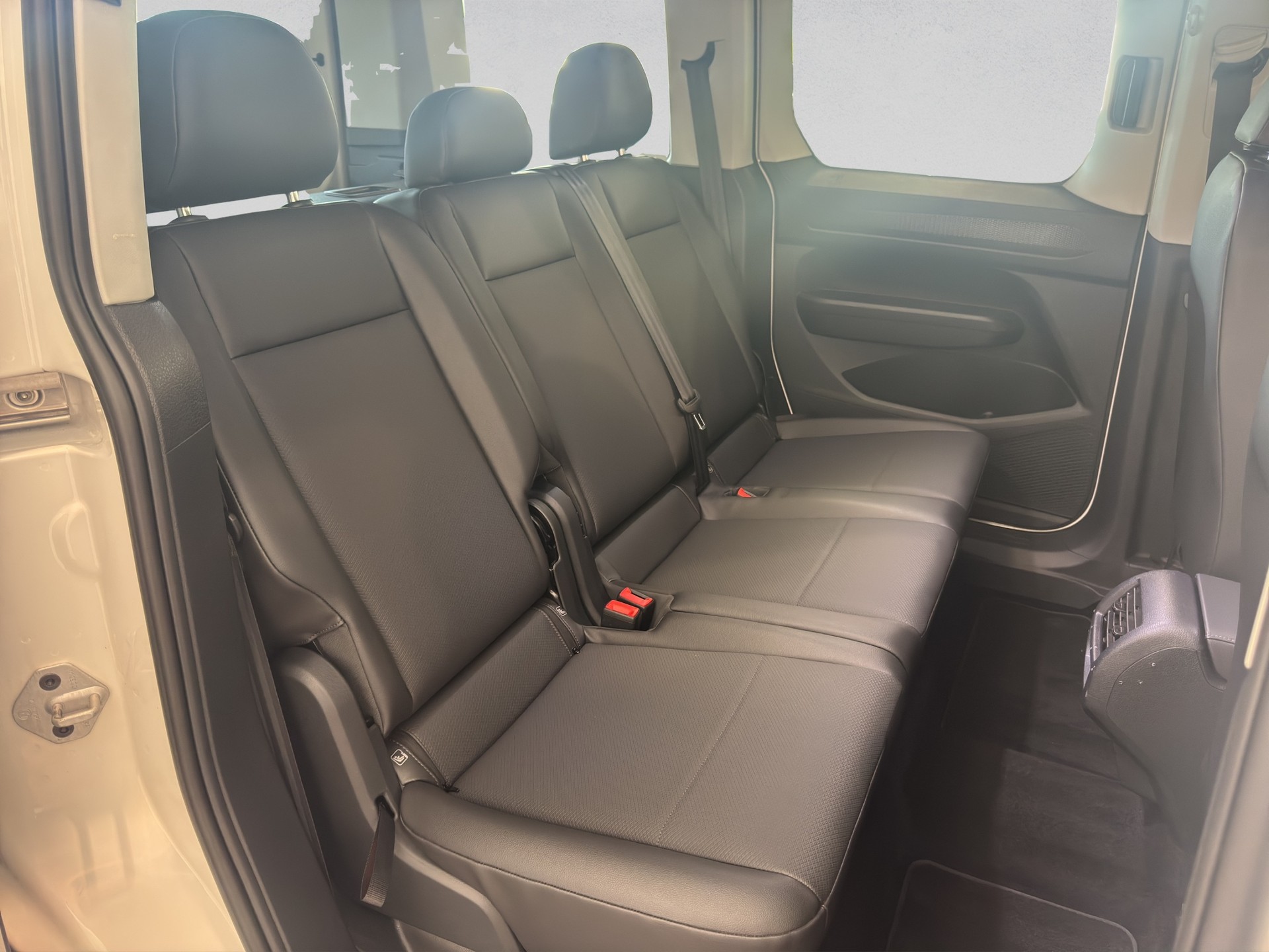 VW Caddy 2.0 TDI Liberty DSG-image-17