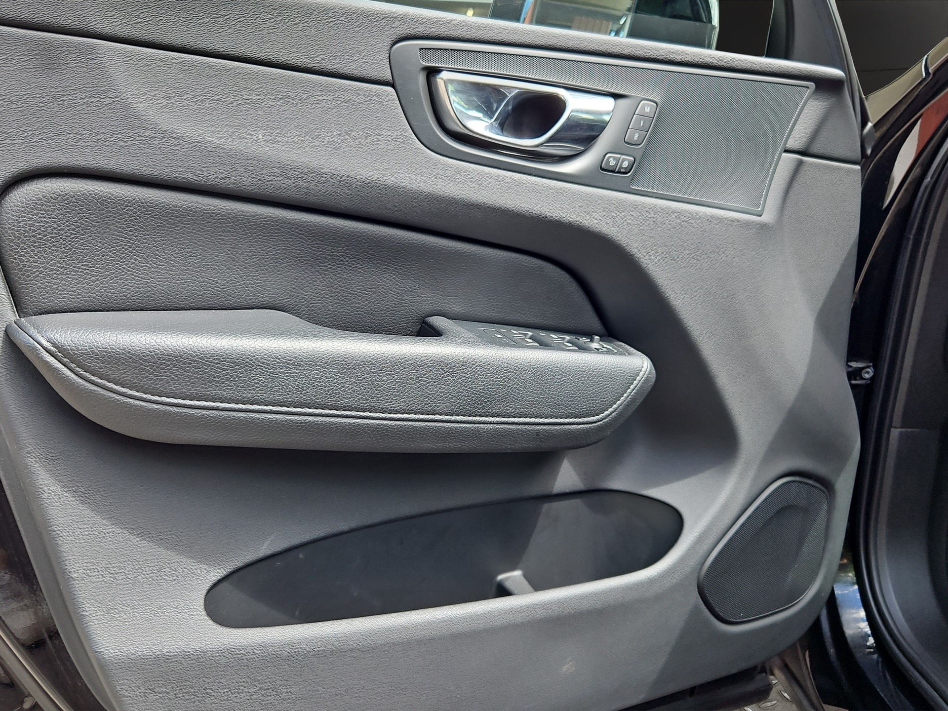 VOLVO XC60 D4 AWD Momentum Geartronic-image-11