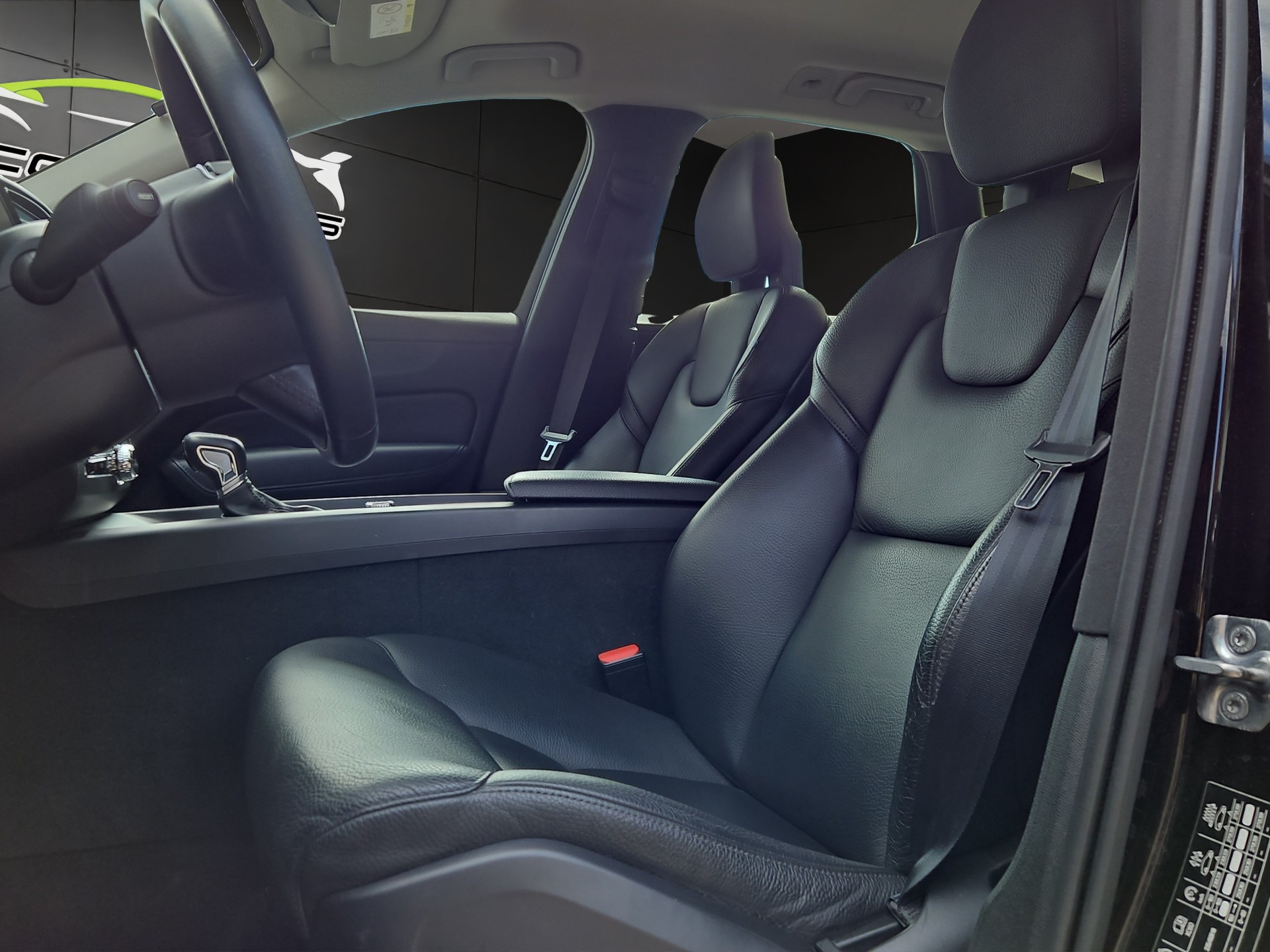 VOLVO XC60 D4 AWD Momentum Geartronic-image-8