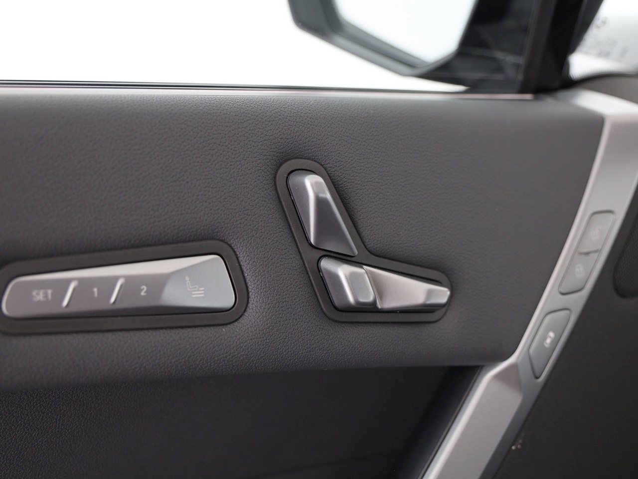 BMW iX xDrive60 M Sport-image-12