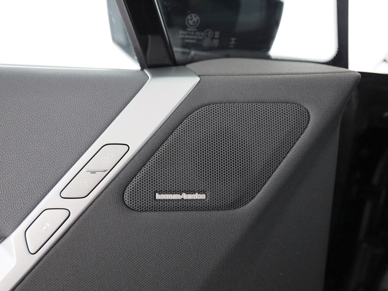 BMW iX xDrive60 M Sport-image-17