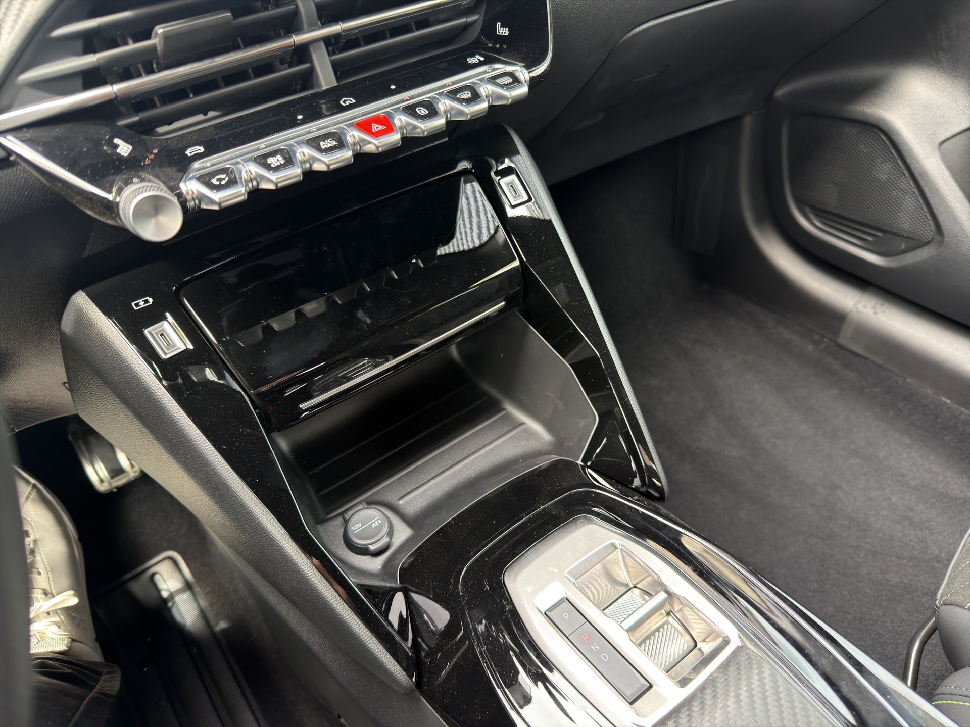 PEUGEOT 208 1.2 MHEV GT-image-10