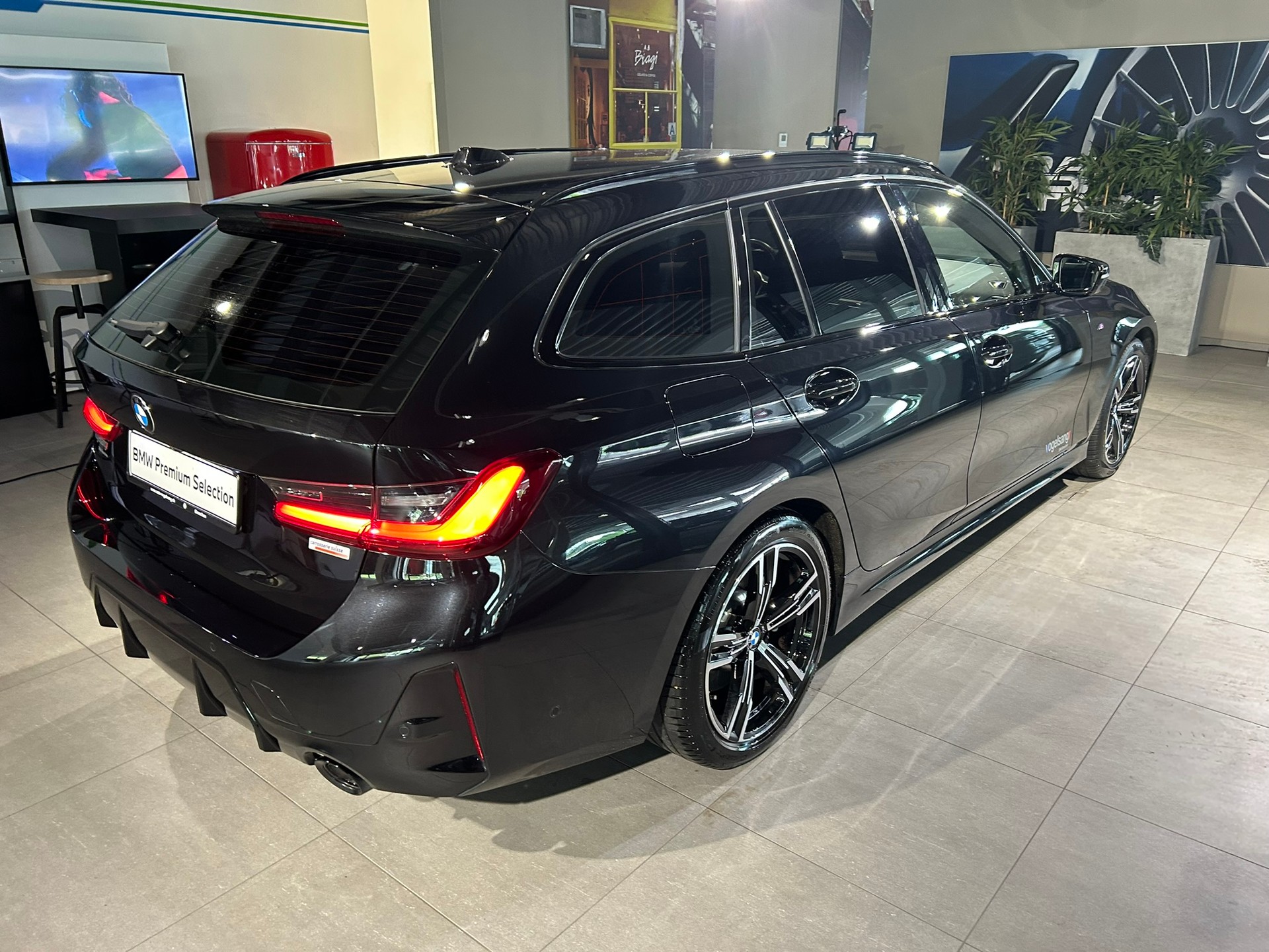 BMW 330d xDrive 48V Touring Steptronic M Sport-image-9