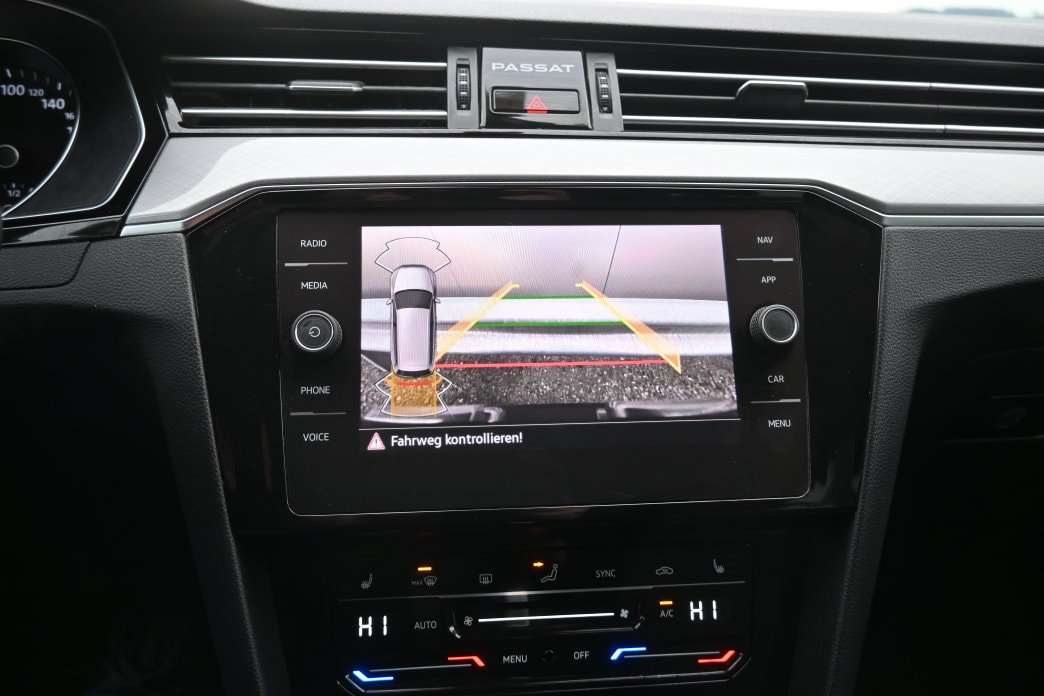 VW Passat Variant 2.0 TDI Business DSG-image-11