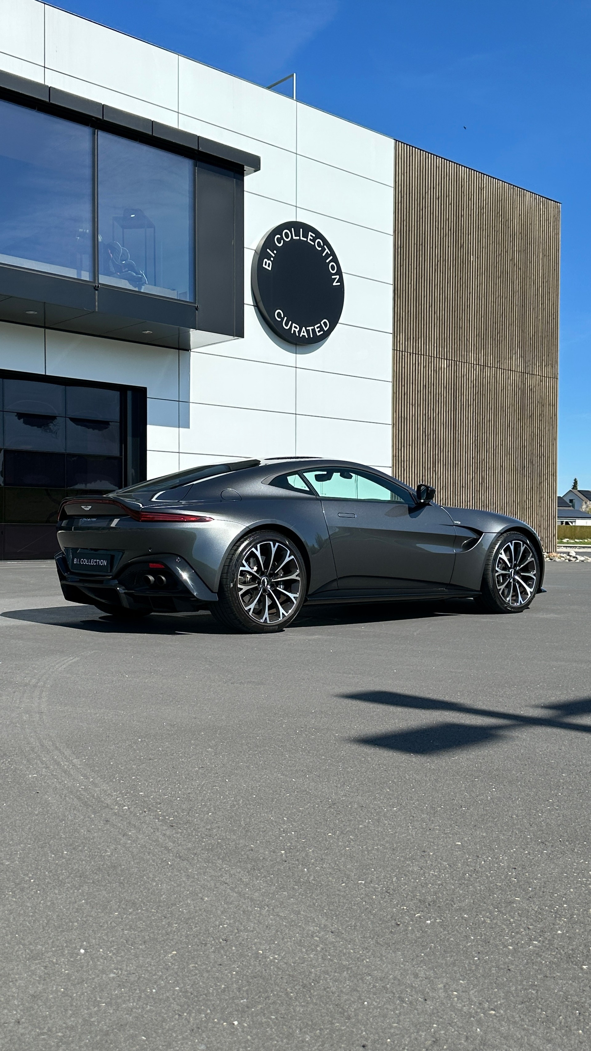 ASTON MARTIN V8 Vantage-showroom-element-2