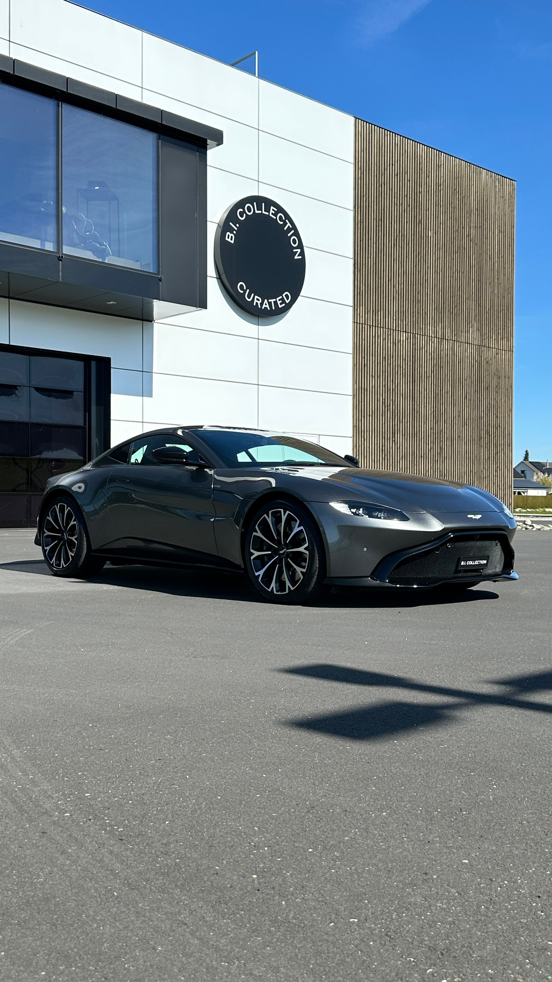ASTON MARTIN V8 Vantage-showroom-element-1