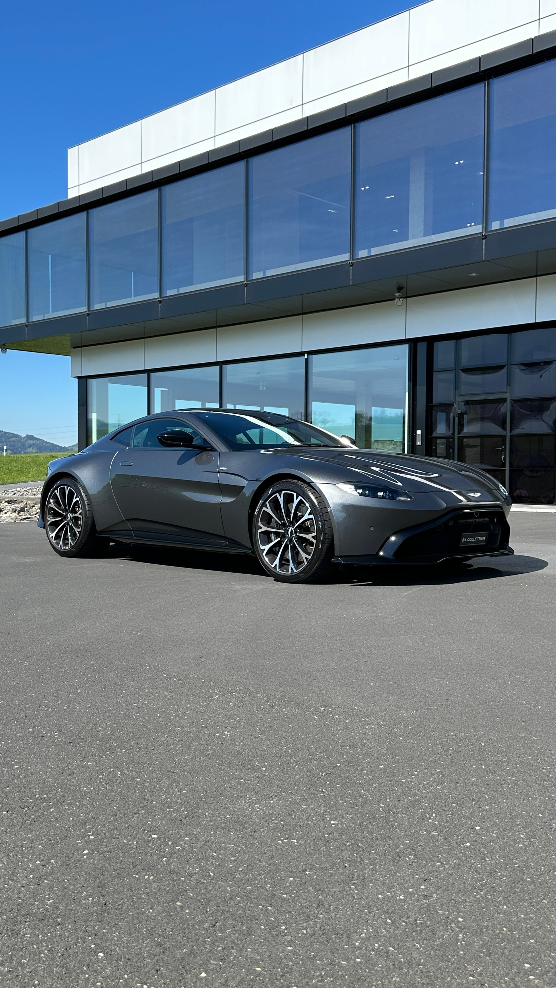 ASTON MARTIN V8 Vantage-image-9
