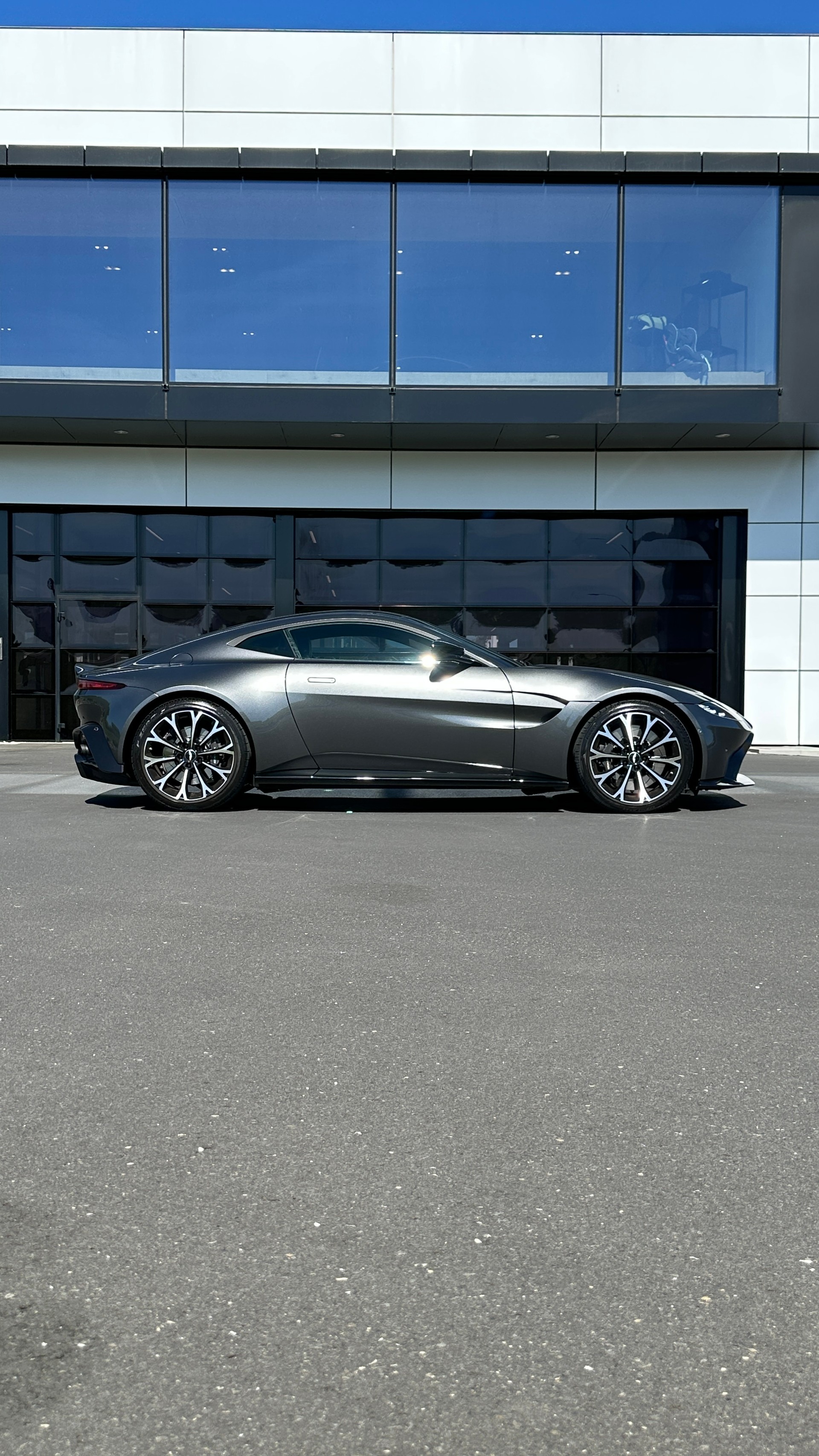 ASTON MARTIN V8 Vantage-image-10