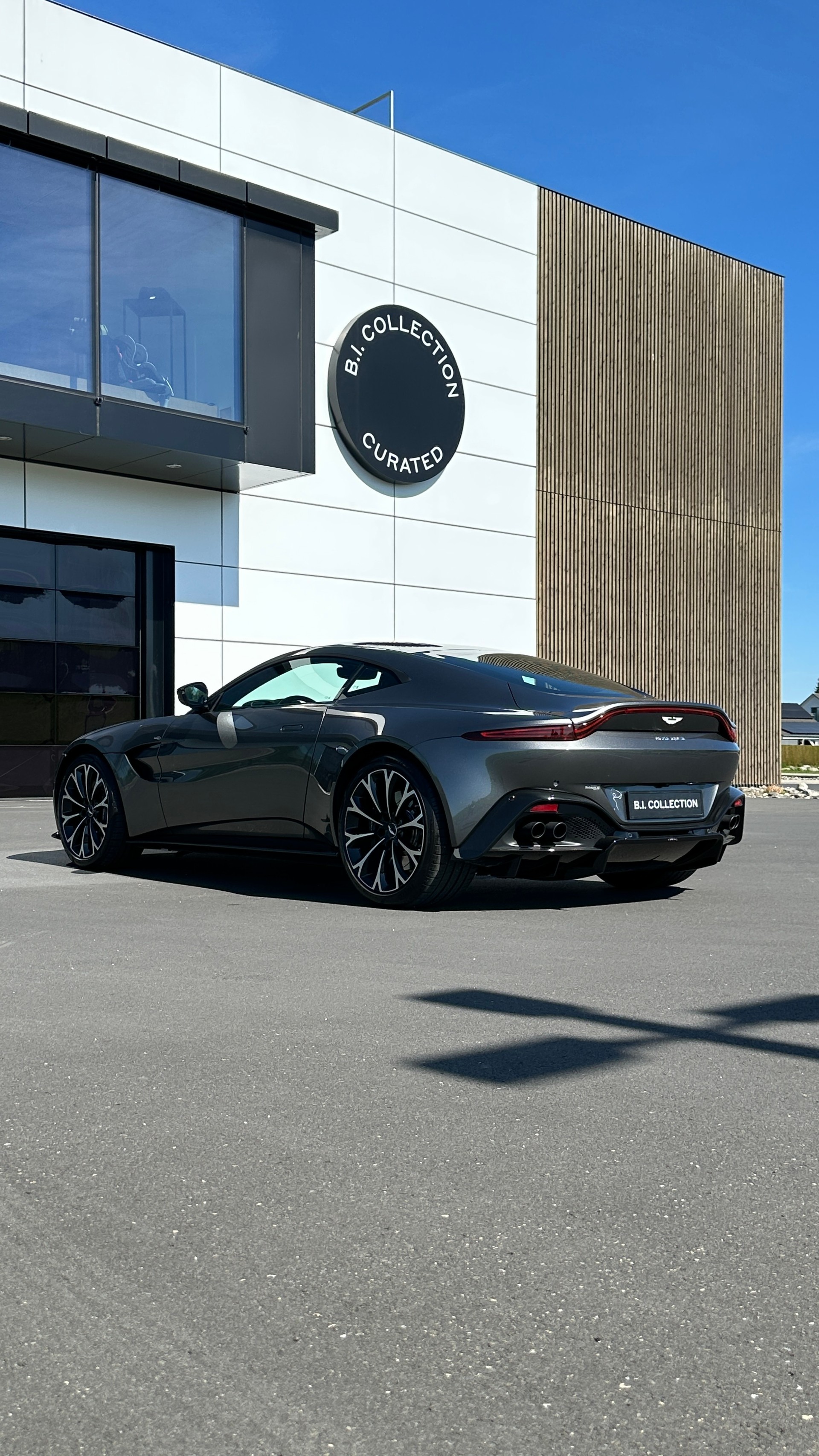 ASTON MARTIN V8 Vantage-showroom-element-3