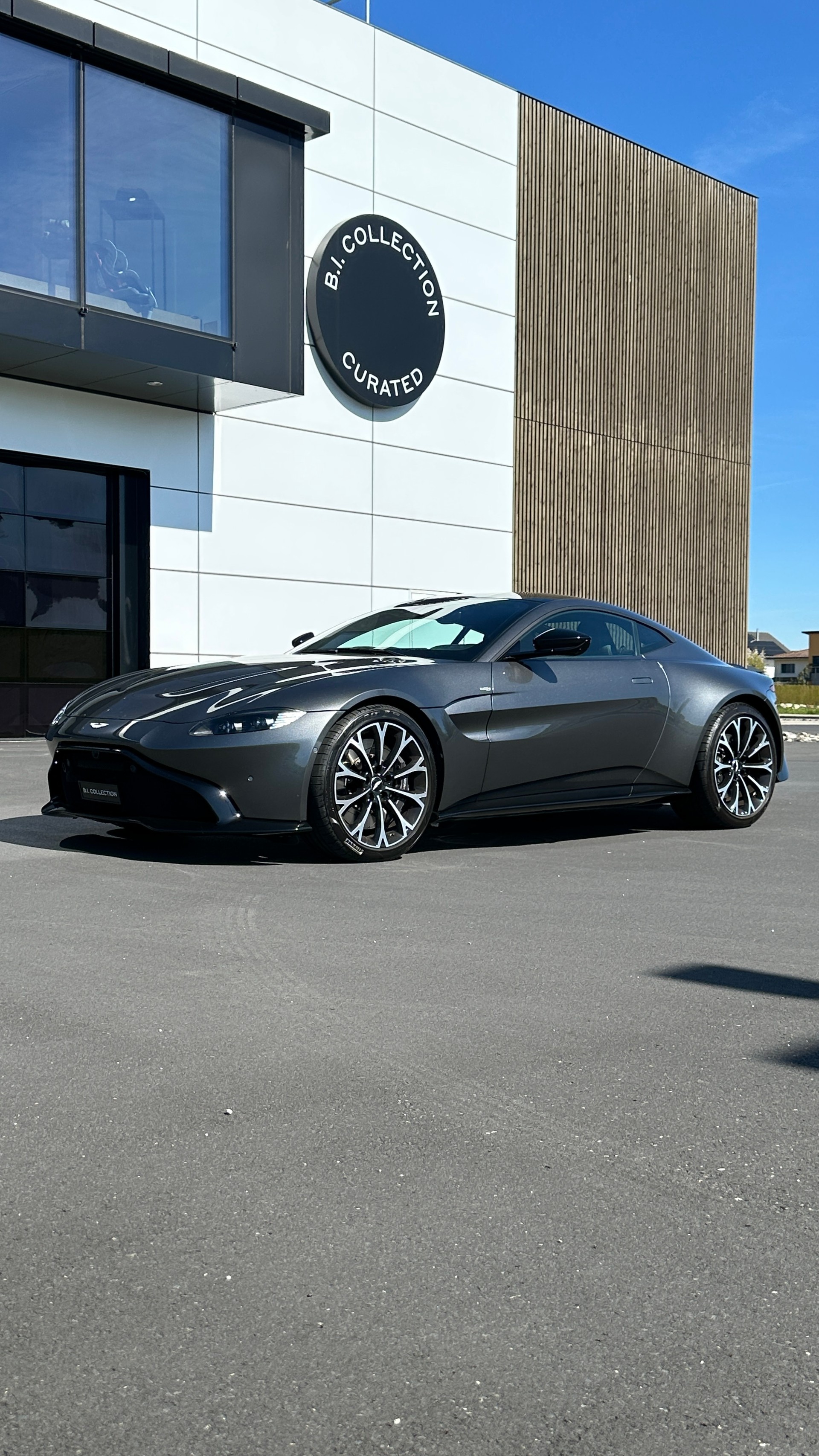 ASTON MARTIN V8 Vantage