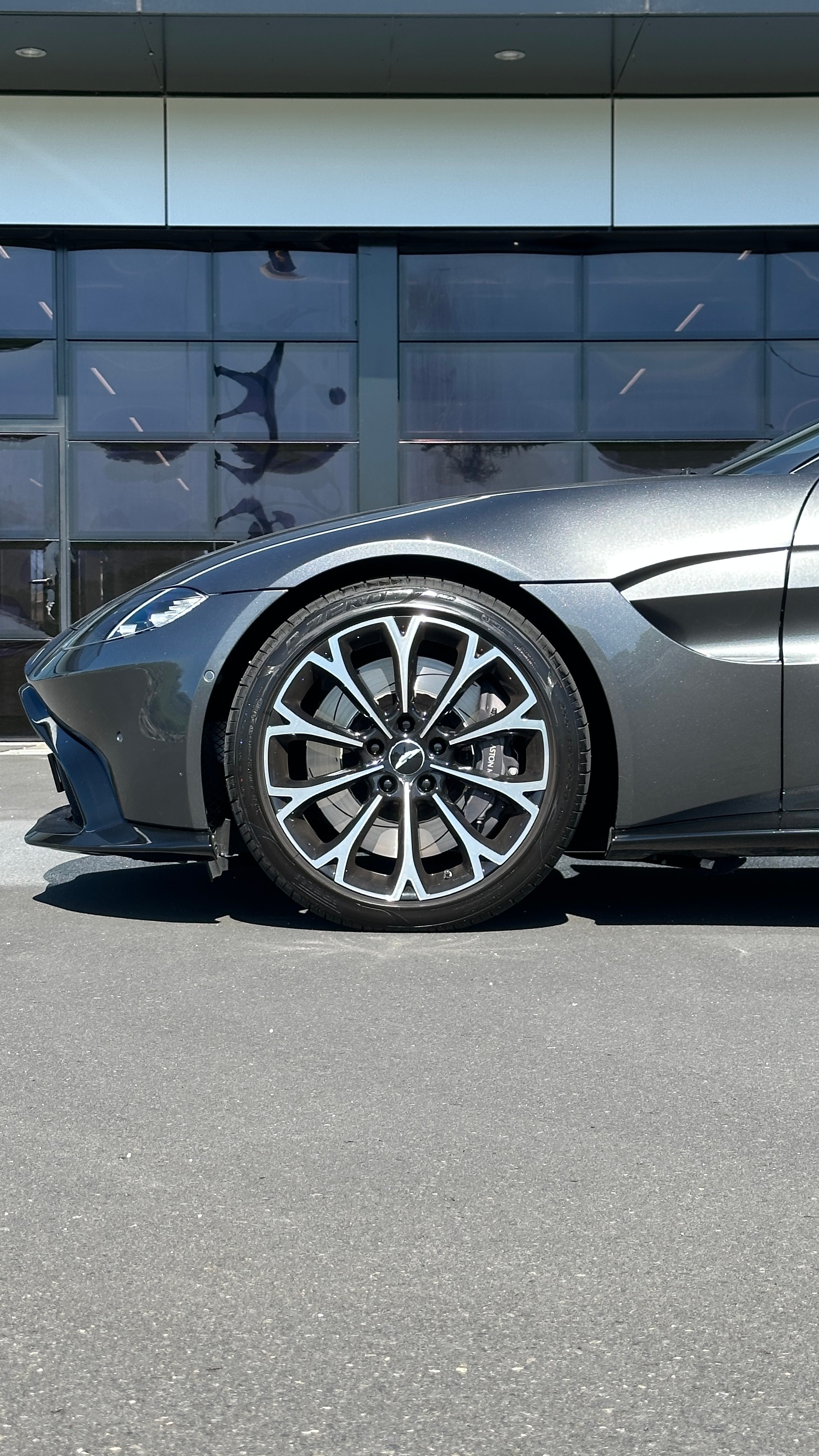 ASTON MARTIN V8 Vantage-image-6