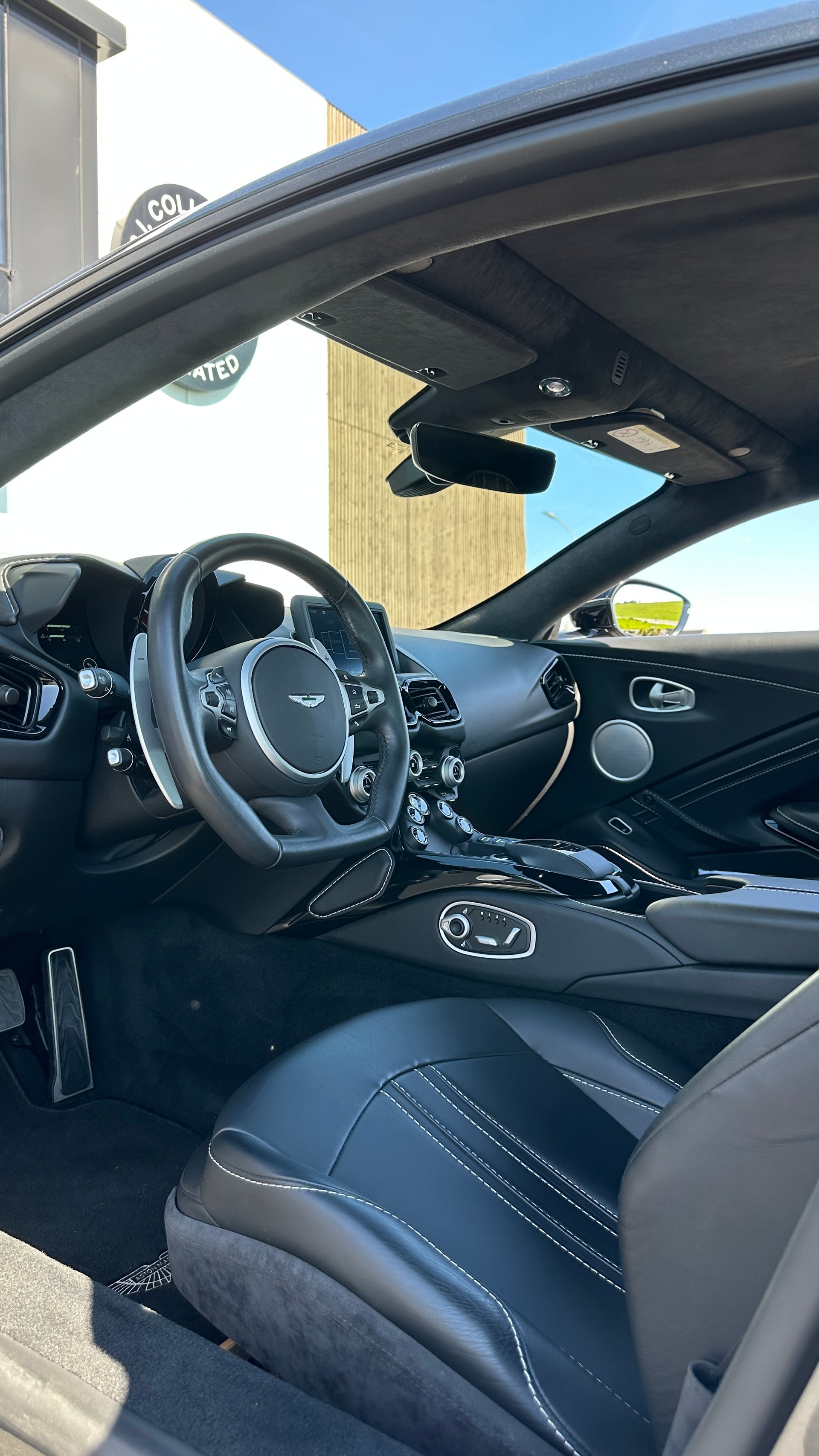 ASTON MARTIN V8 Vantage-image-13