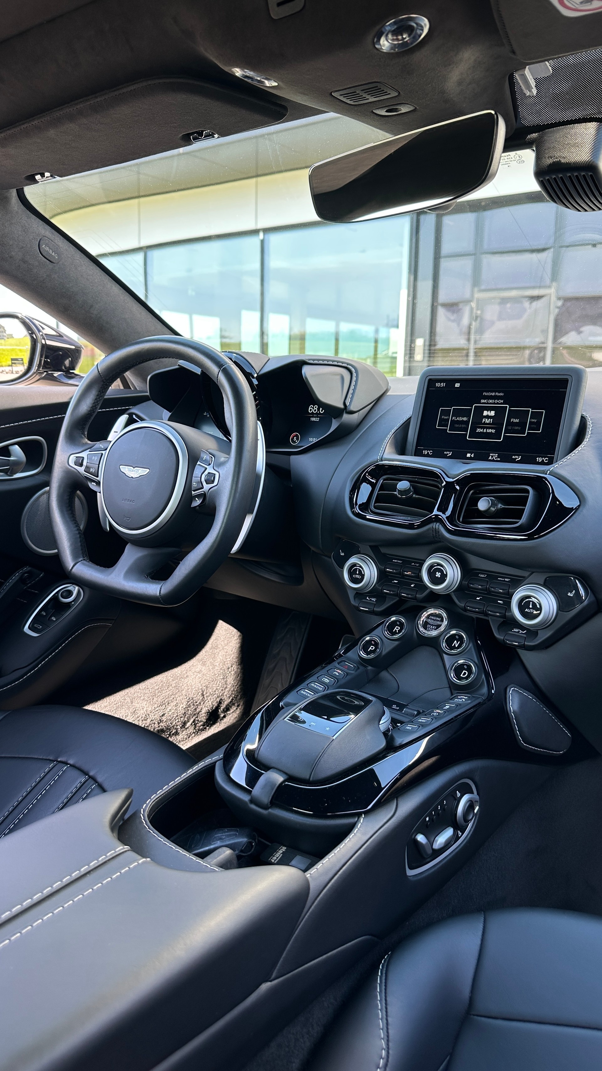 ASTON MARTIN V8 Vantage-image-14