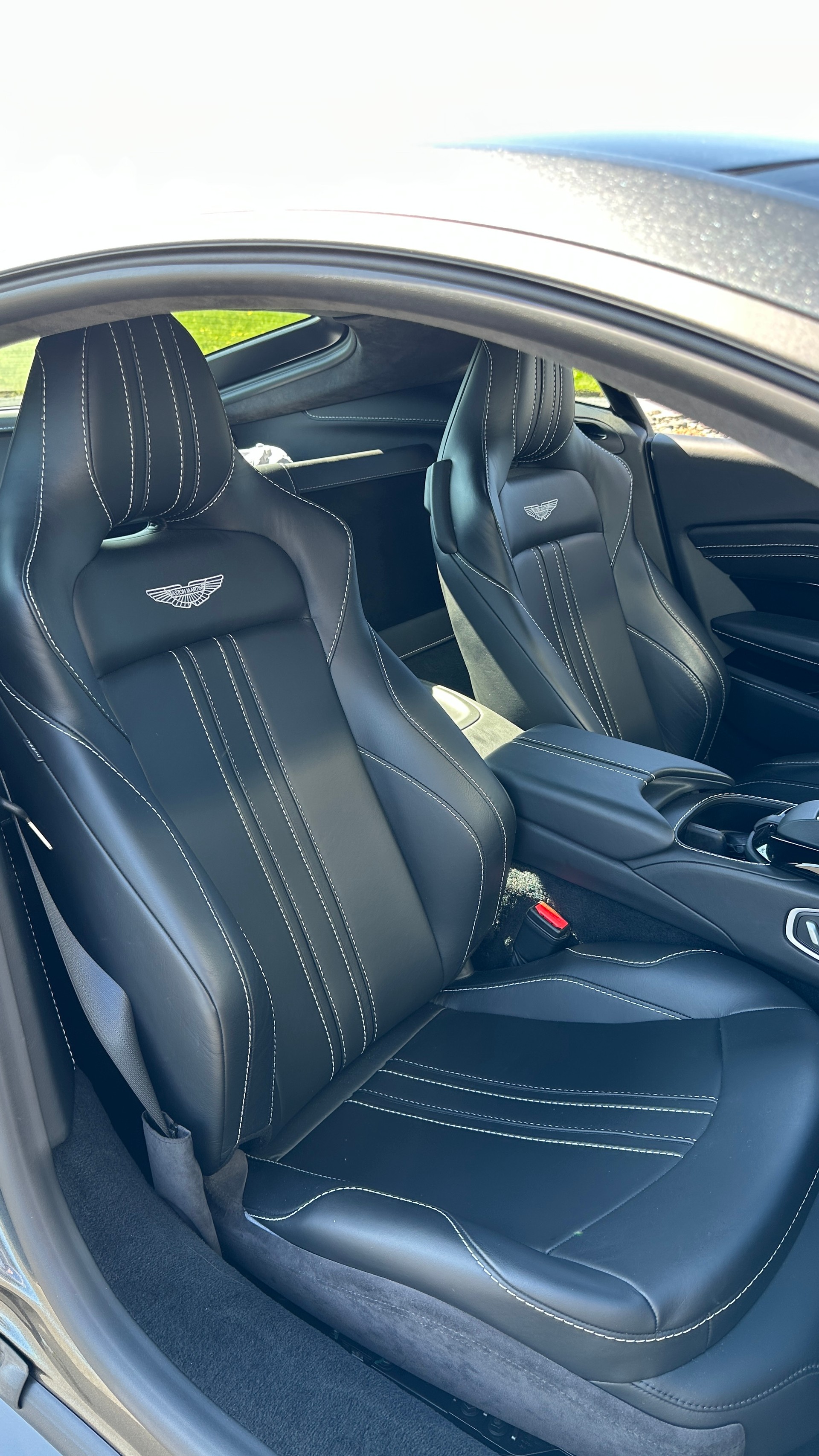 ASTON MARTIN V8 Vantage-image-17