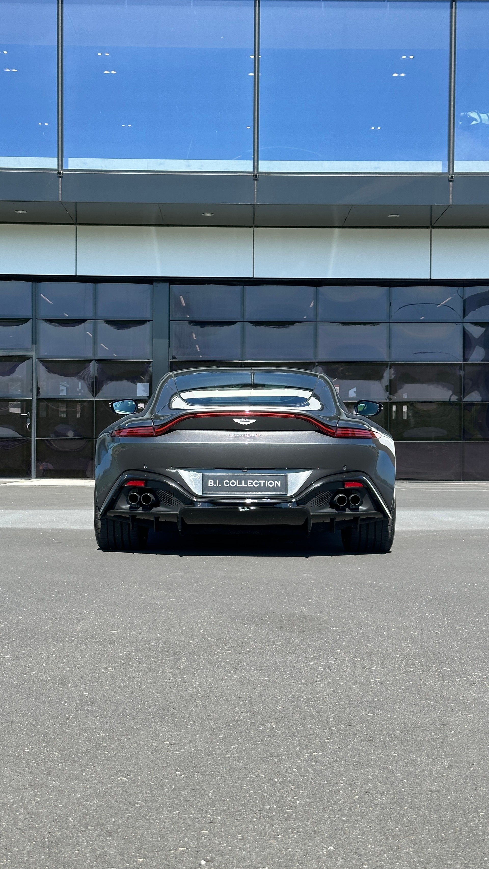 ASTON MARTIN V8 Vantage-image-12