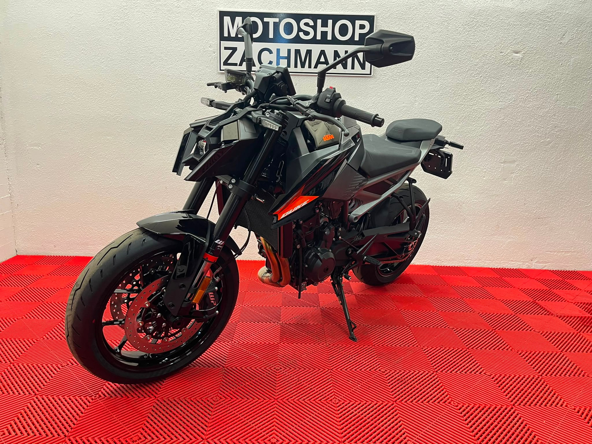 KTM 790 Duke 2027-showroom-element-2