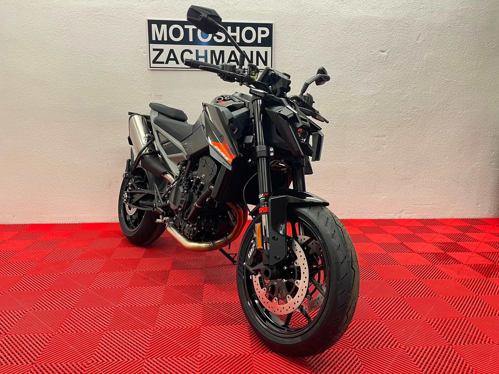 KTM 790 Duke 2027-showroom-element-1