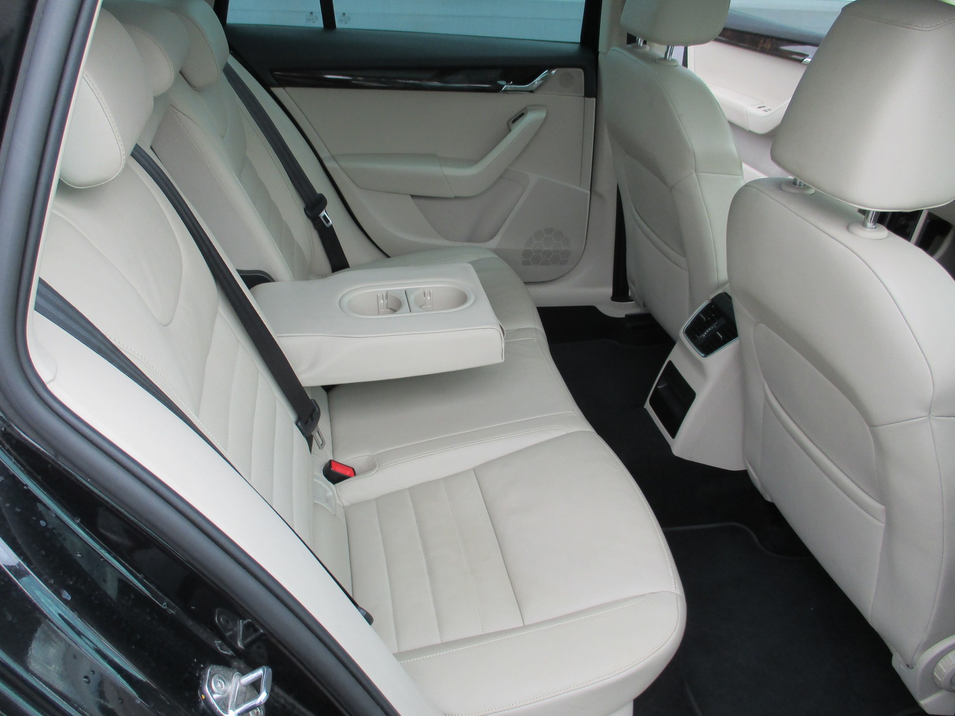 SKODA Octavia Combi 1.8 TSI Elegance 4x4 DSG-image-11