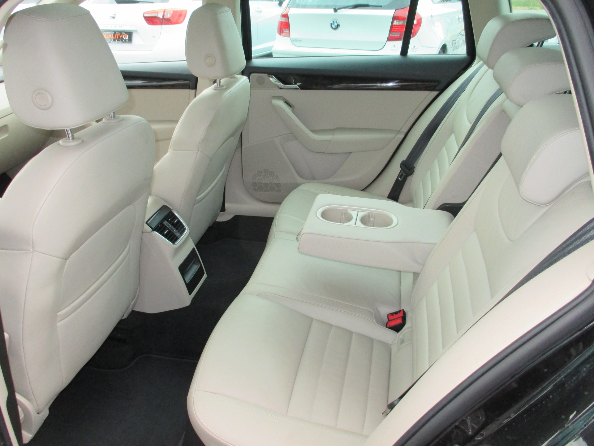SKODA Octavia Combi 1.8 TSI Elegance 4x4 DSG-image-9