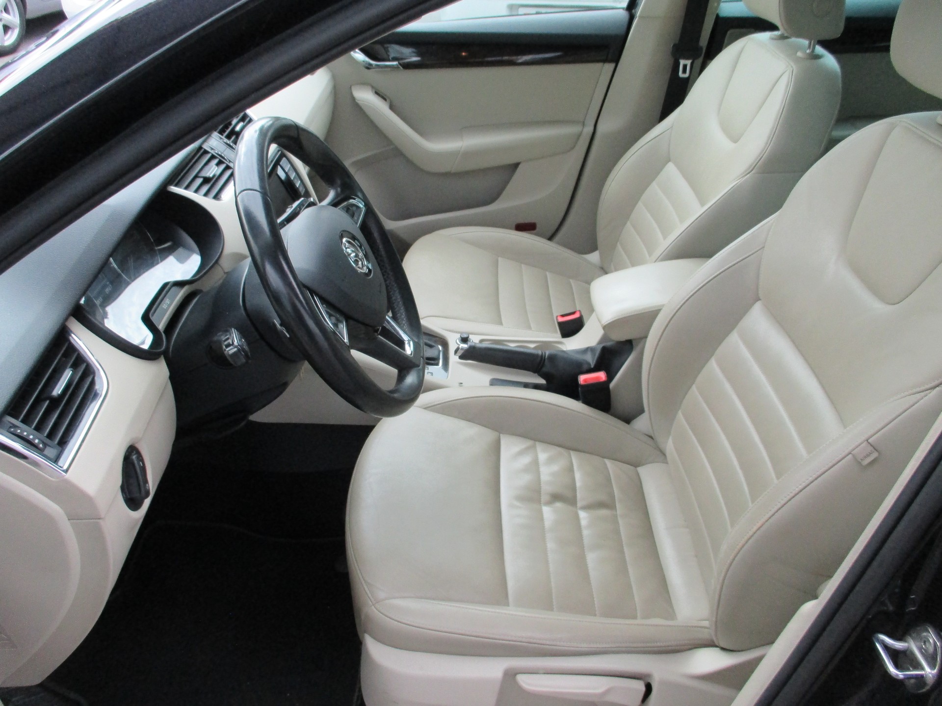 SKODA Octavia Combi 1.8 TSI Elegance 4x4 DSG-image-8