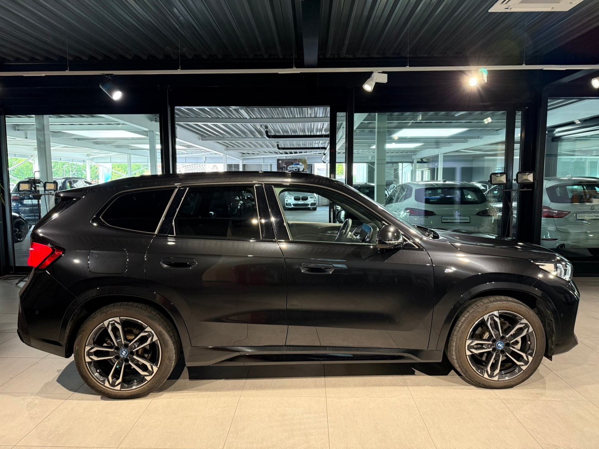 BMW iX1 xDrive 30 M Sport-showroom-element-3