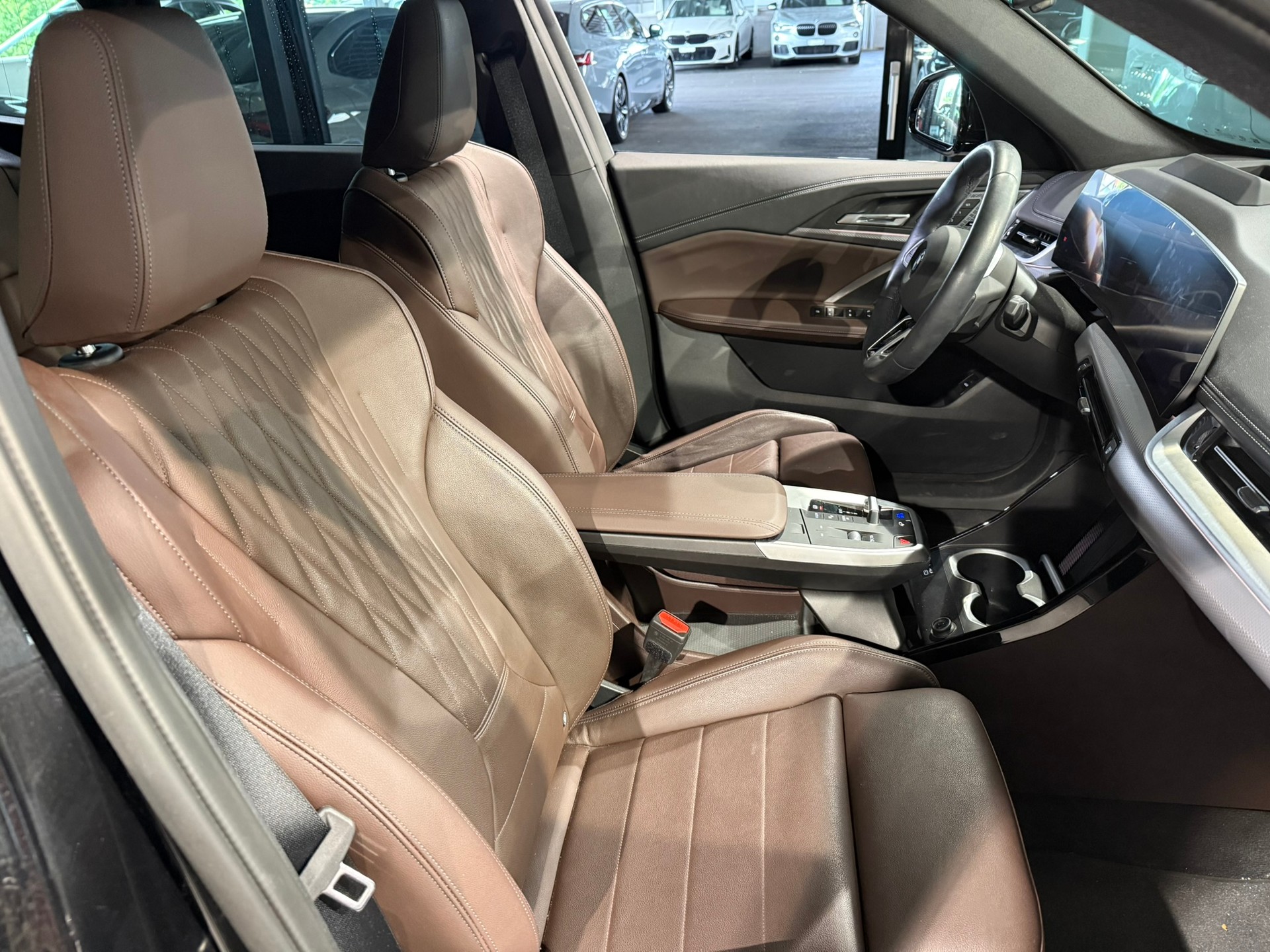 BMW iX1 xDrive 30 M Sport-image-12