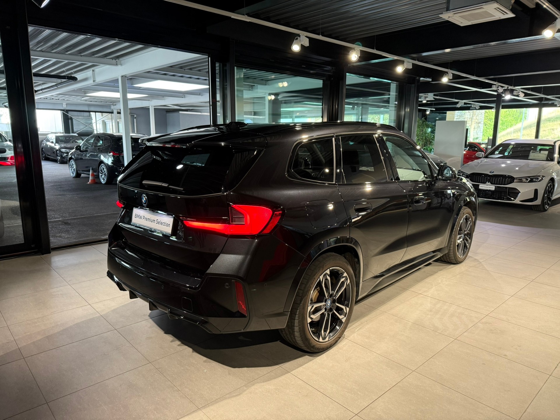 BMW iX1 xDrive 30 M Sport-image-4