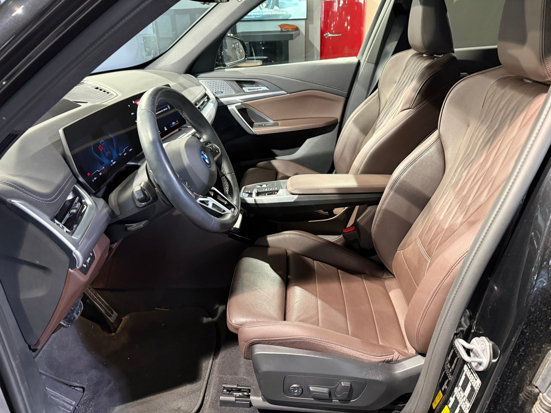 BMW iX1 xDrive 30 M Sport-image-14