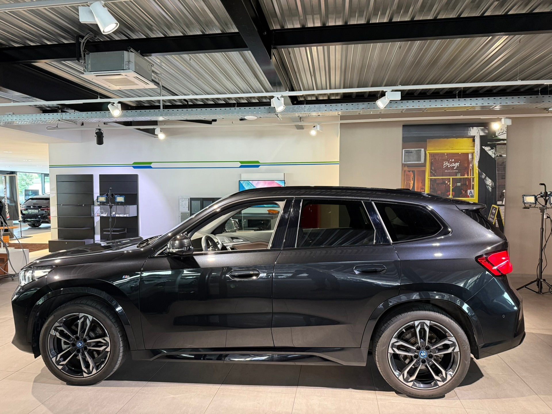BMW iX1 xDrive 30 M Sport-image-7
